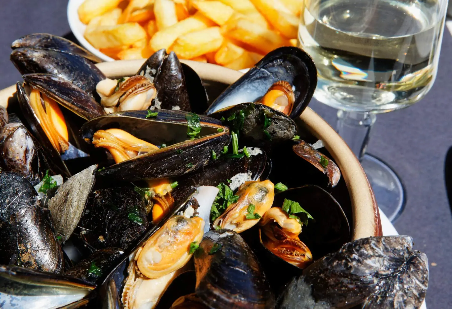 THEME_FOOD_MOULES_FRITES_WINE_GettyImages