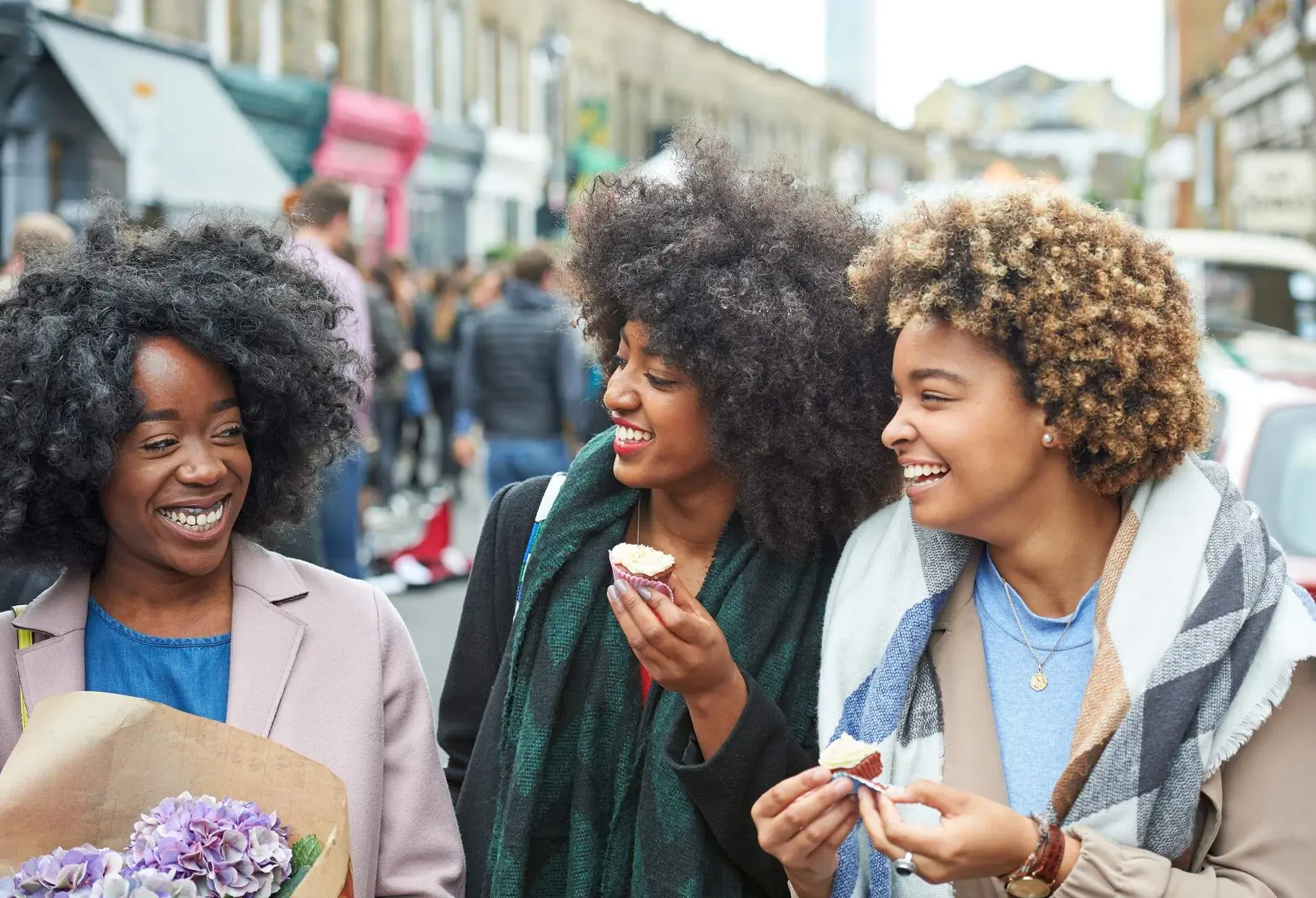 DEST_ENGLAND_UK_LONDON_PEOPLE_WOMEN_FLOWERS_FOOD_EATING_CUPCAKES_GettyImages-587113123