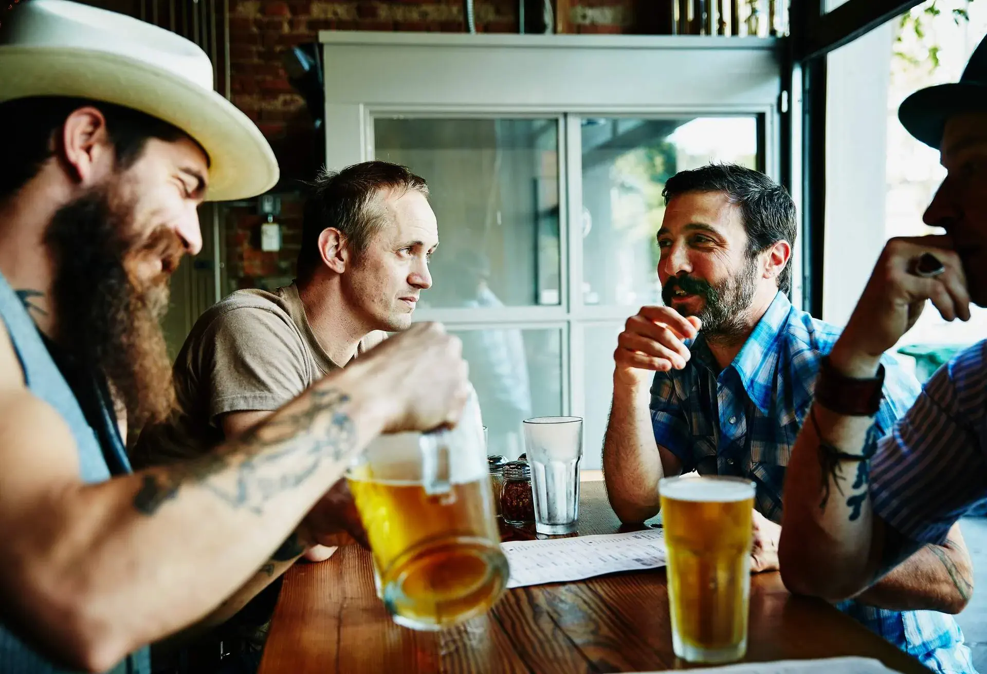 RESTAURANT_GROUP_OF_FRIENDS_MEN_SHARING_DRINKS