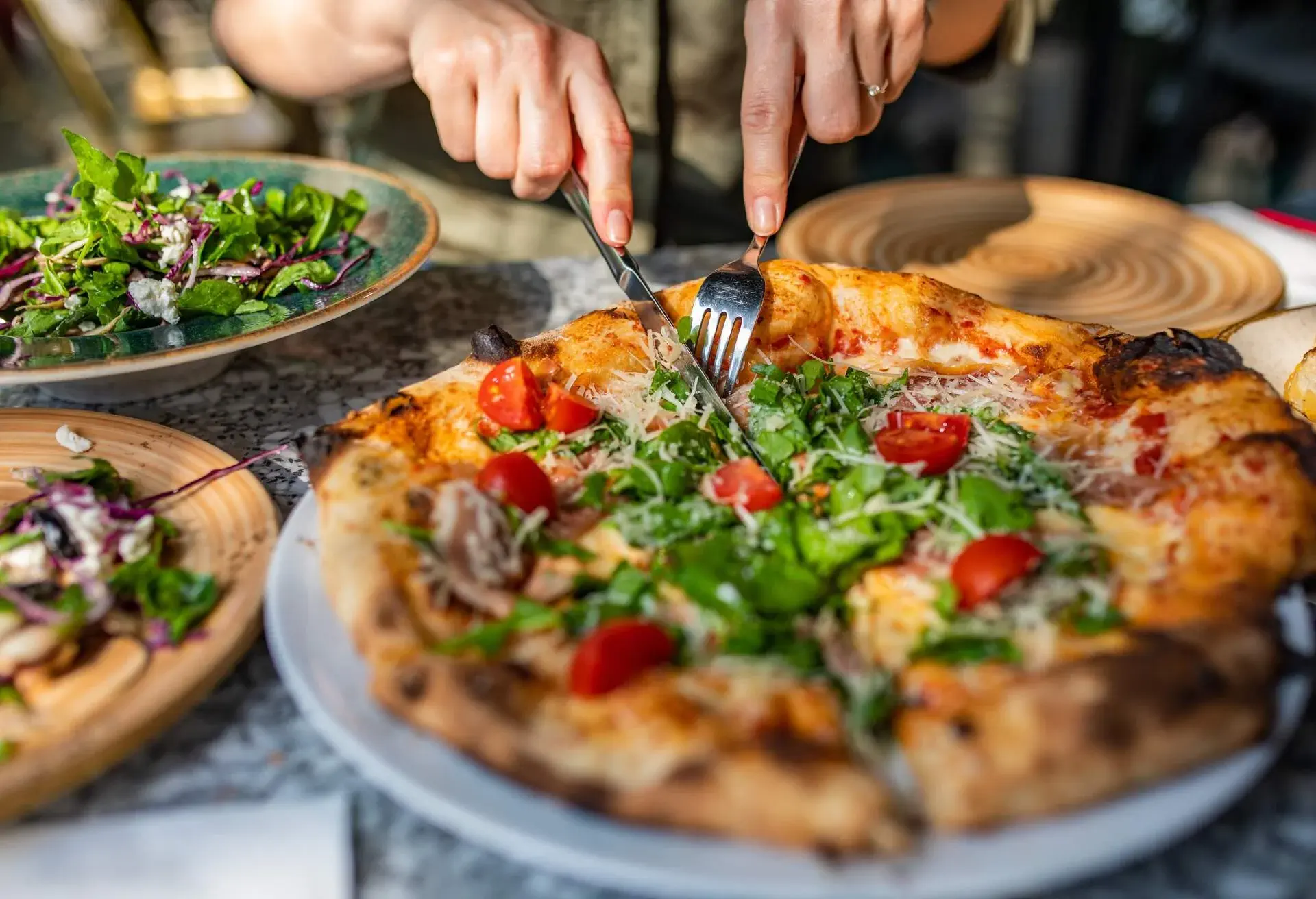 FOOD_RESTAURANT_WOMAN_EATING_PIZZA