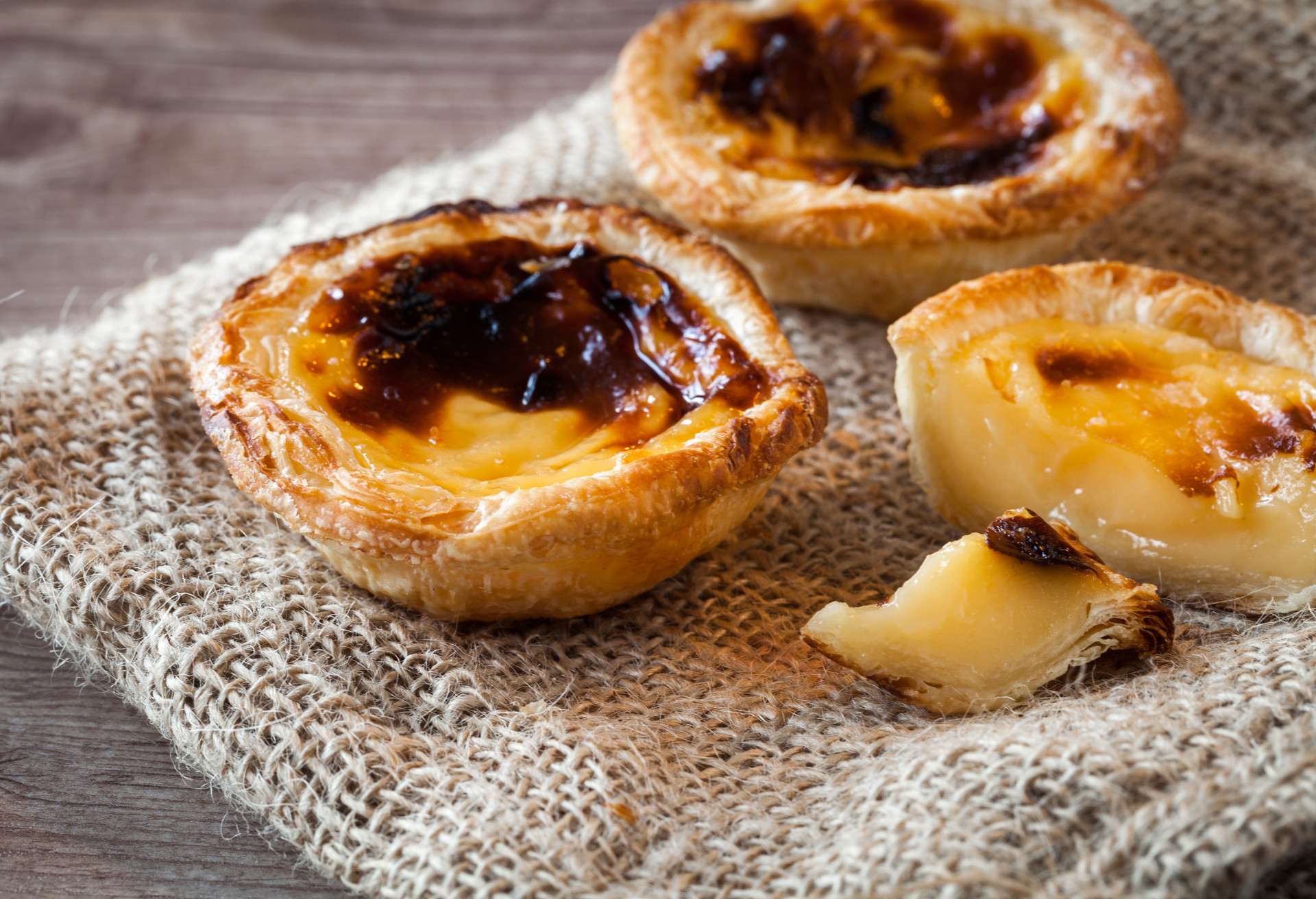 theme_food_pastel_de_nata_gettyimages-868936092_universal_within-usage-period_44697.jpg