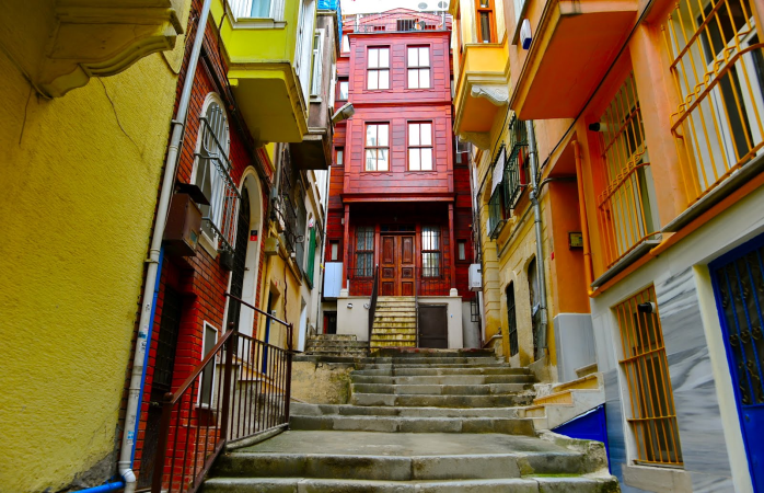Färgstarka bostäder i Cihangir.