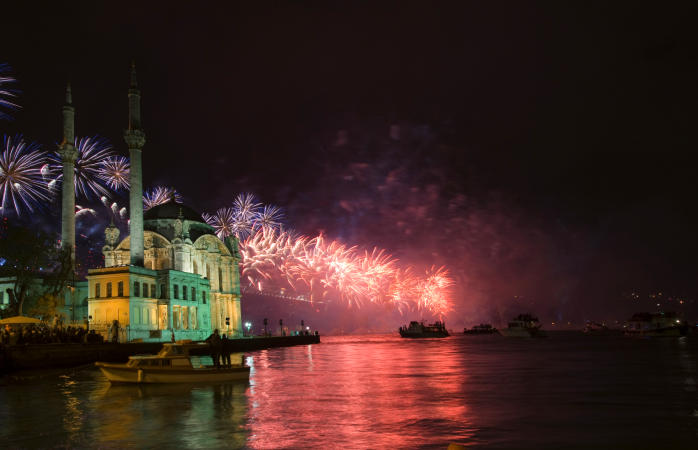 Ortaköymoskén upplyst av bländande kvällsfyrverkerier.