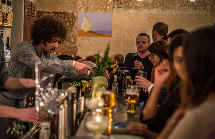 Sugen på en cocktail på en Paris-restaurang med Brooklyn-vibbar? Fråga Amine © Antoine Motard