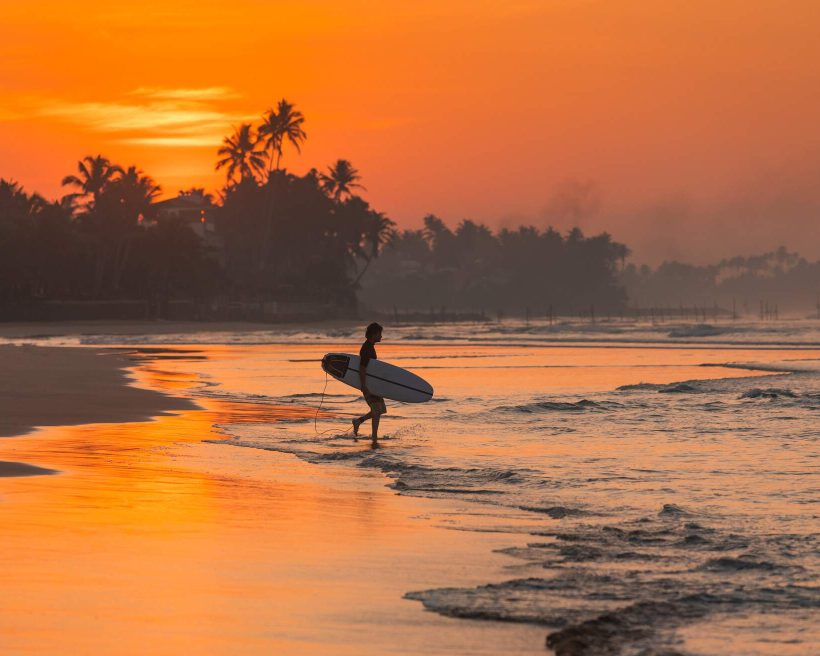 sri_lanka_theme_people_surfing_sunrise