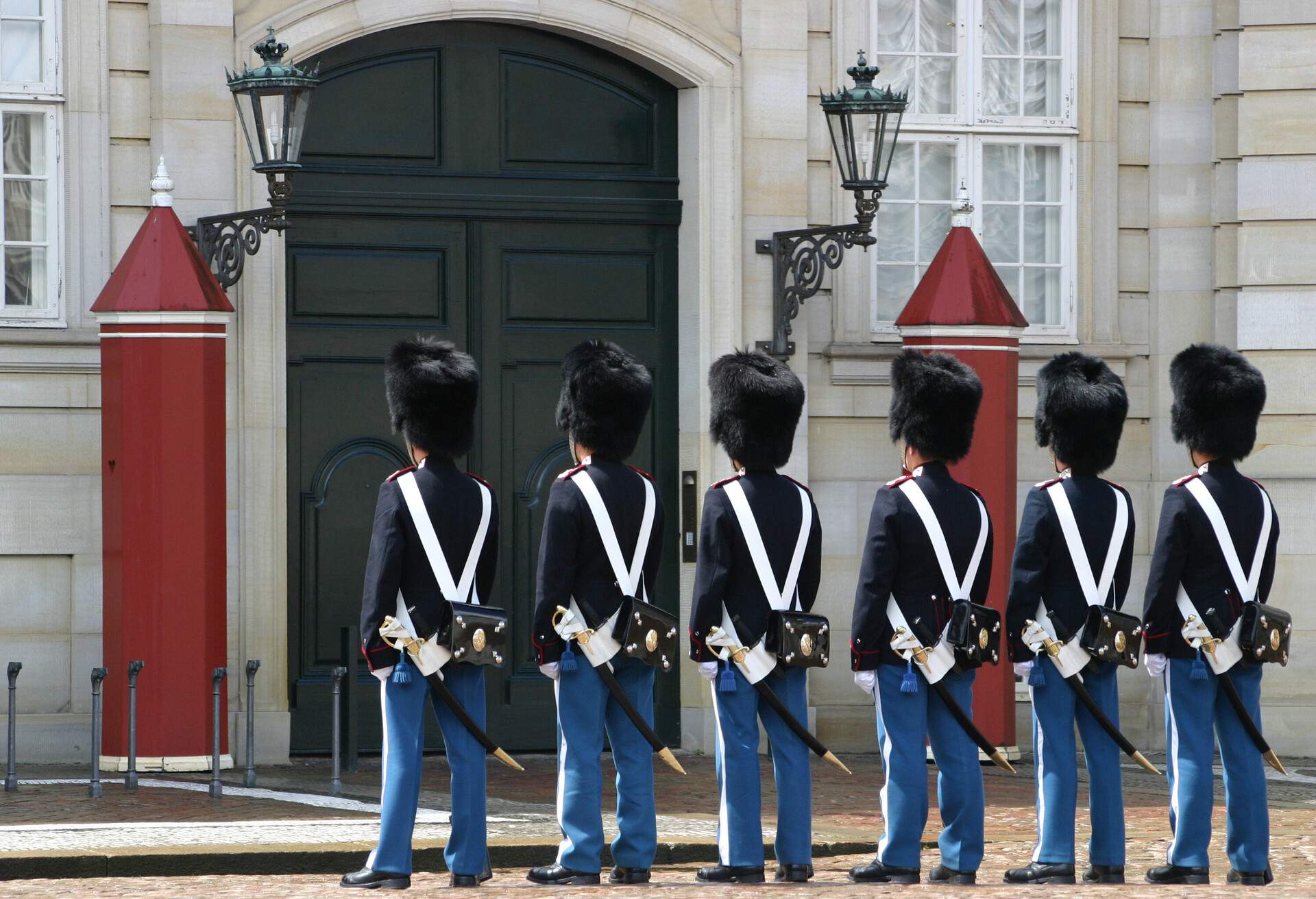 DEST_DENMARK_COPENHAGEN_AMALIENBORG_ROYAL_GUARDS_GettyImages-97418103