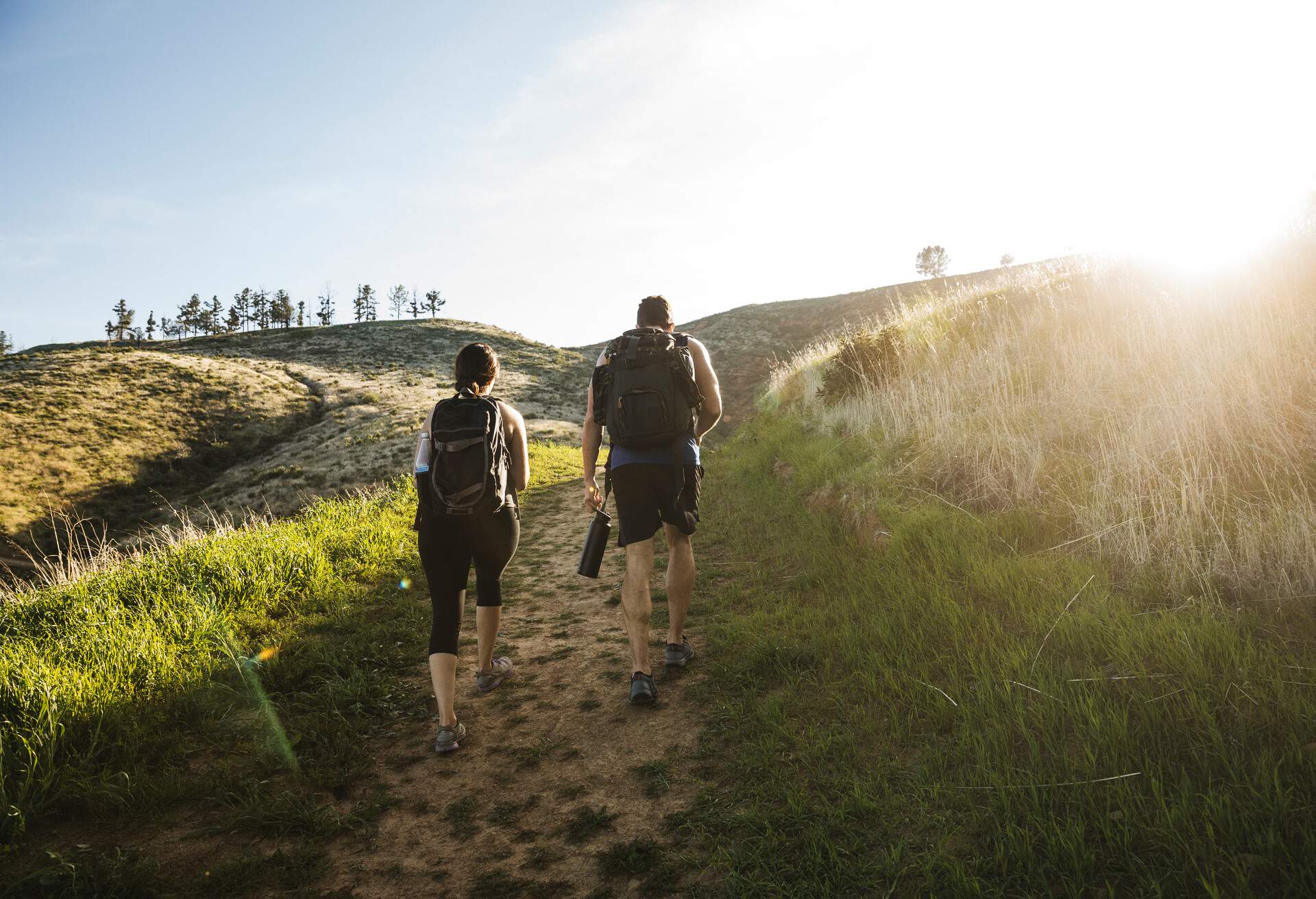 PEOPLE_COUPLE_HIKING