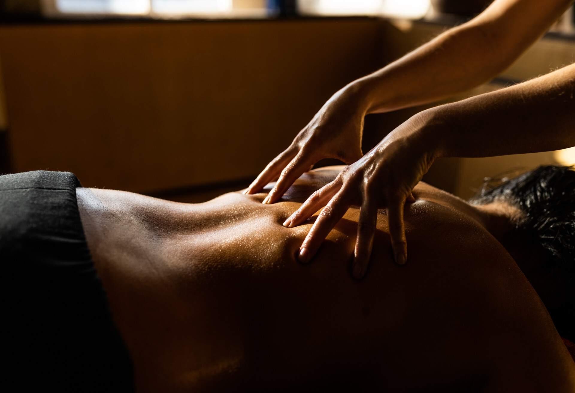 PEOPLE_WOMAN_SPA_MASSAGE