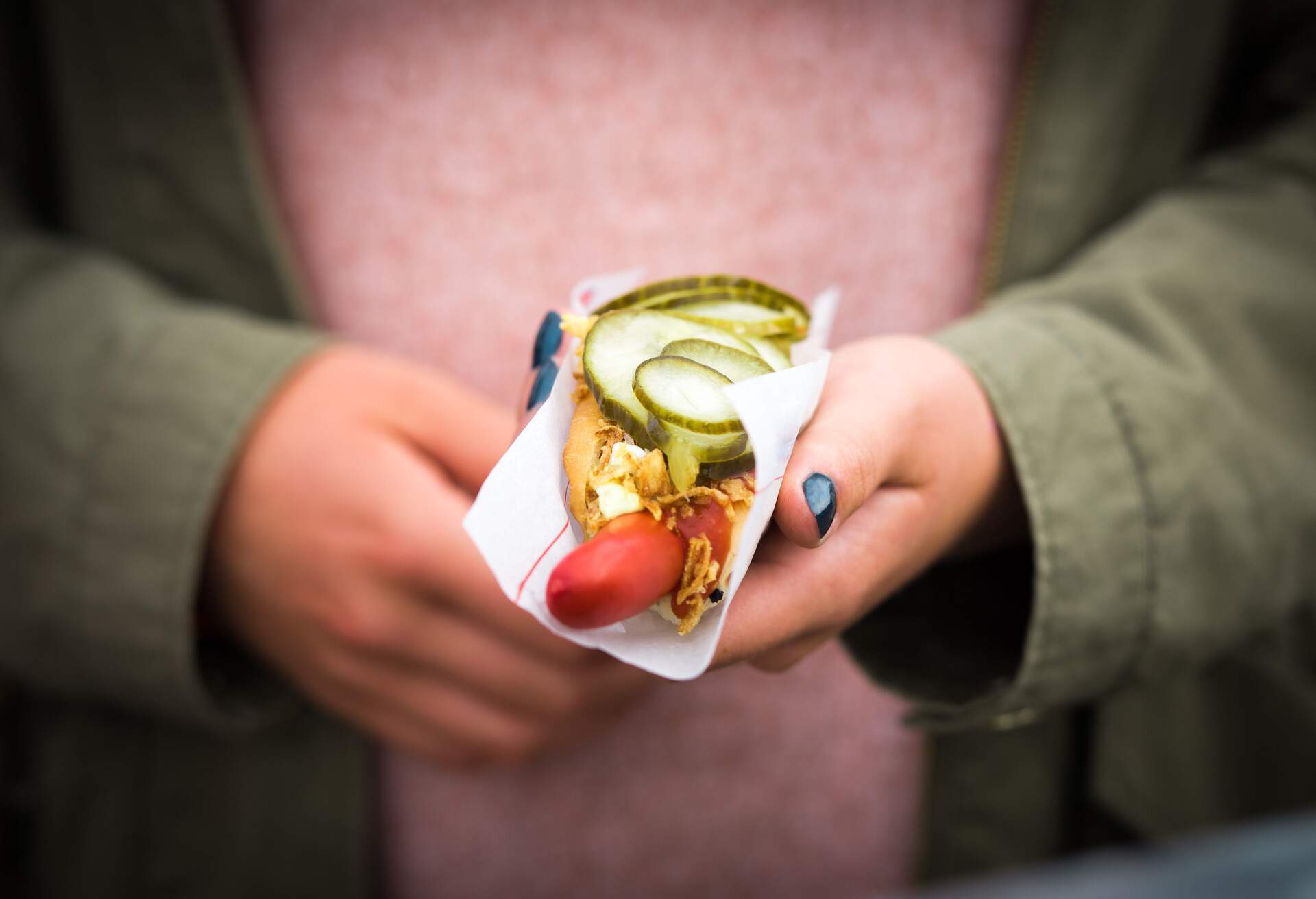 A hot dog in the hands of a girl