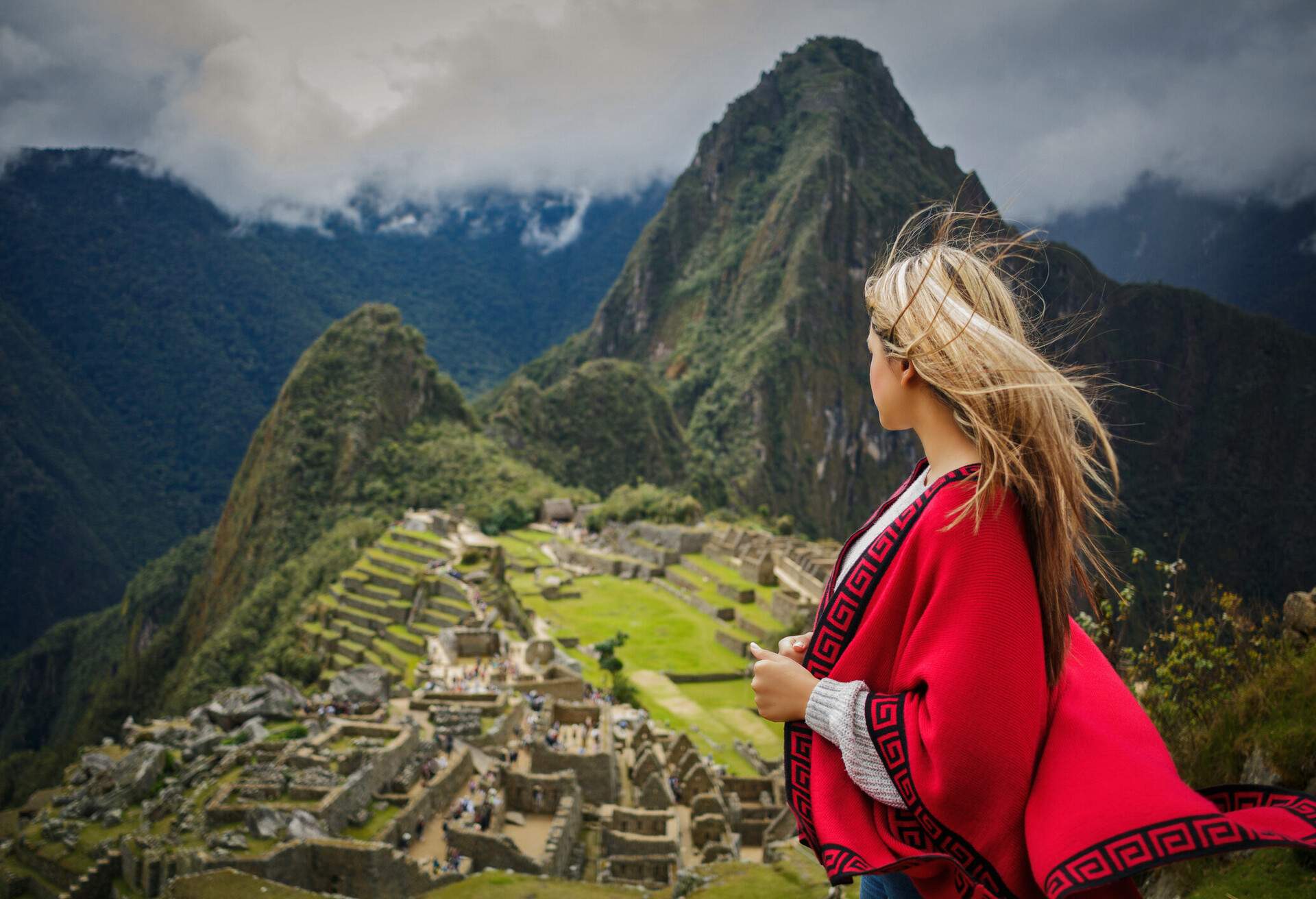 PERU_MACHU-PICCHU_WOMAN_TRAVELER