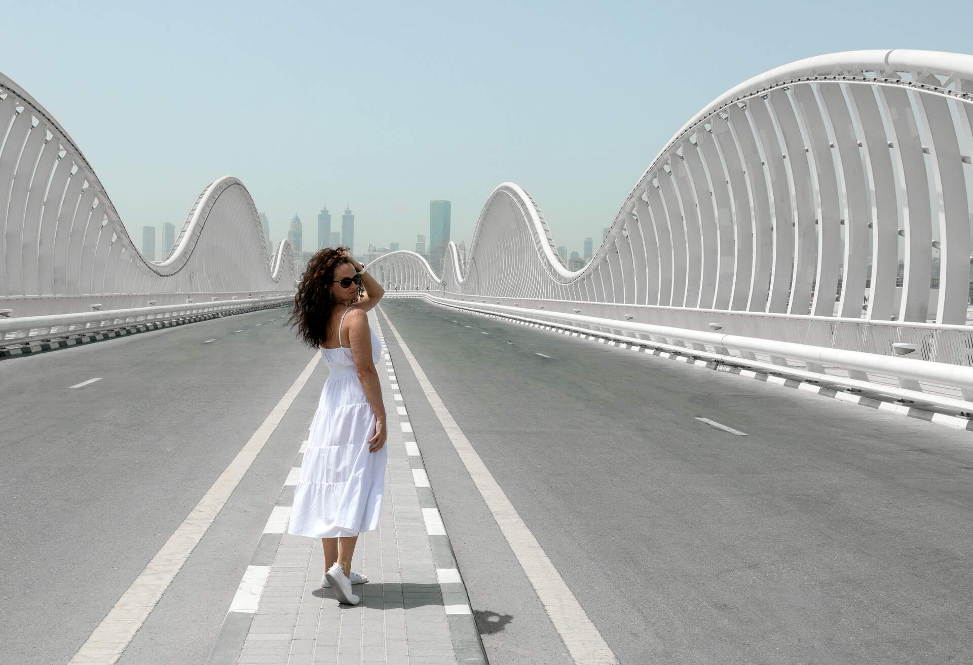 UAE_DUBAI_Meydan_-Bridge_WOMAN