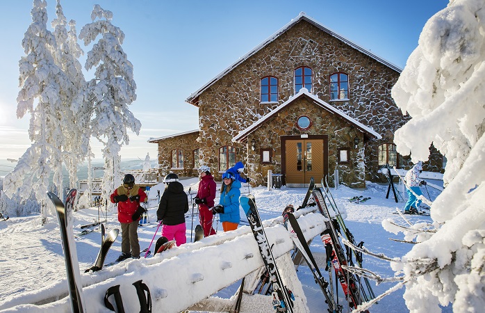 Snötäckta träd, frisk luft och långa dagar i skidbacken väntar hos Romme Alpin i Dalarna