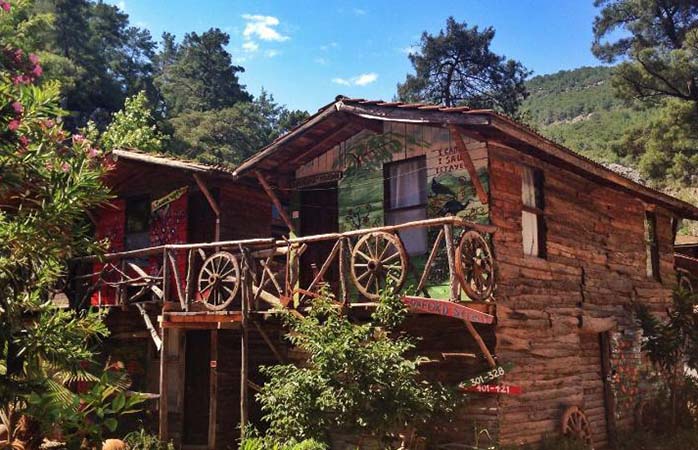 En typisk svit på Kadir Treehouses i Olympos, Turkiet