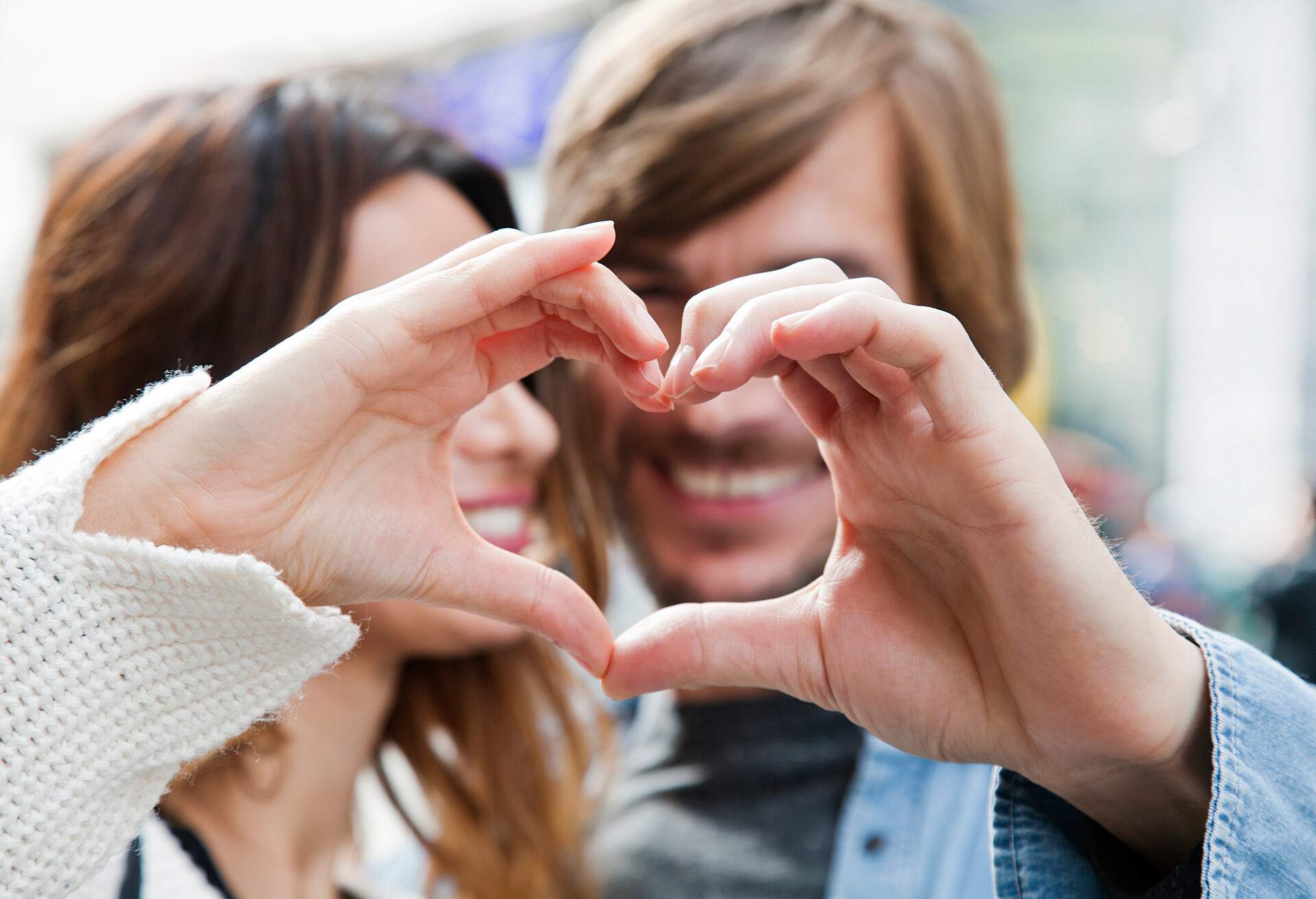 PEOPLE_COUPLE_HANDS_IN-HEART_SHAPE