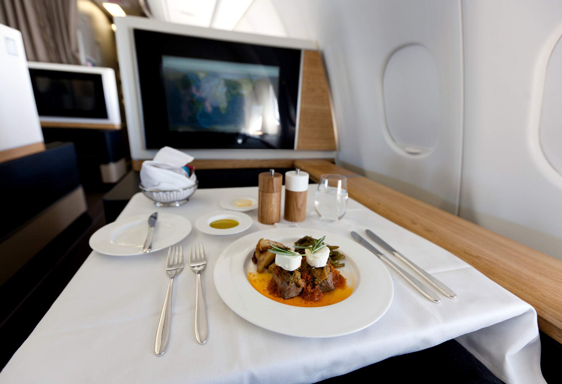 FLIGHT_IN-AIR-EXPERIENCE-OF-THE-FIRST-CLASS-FLIGHT