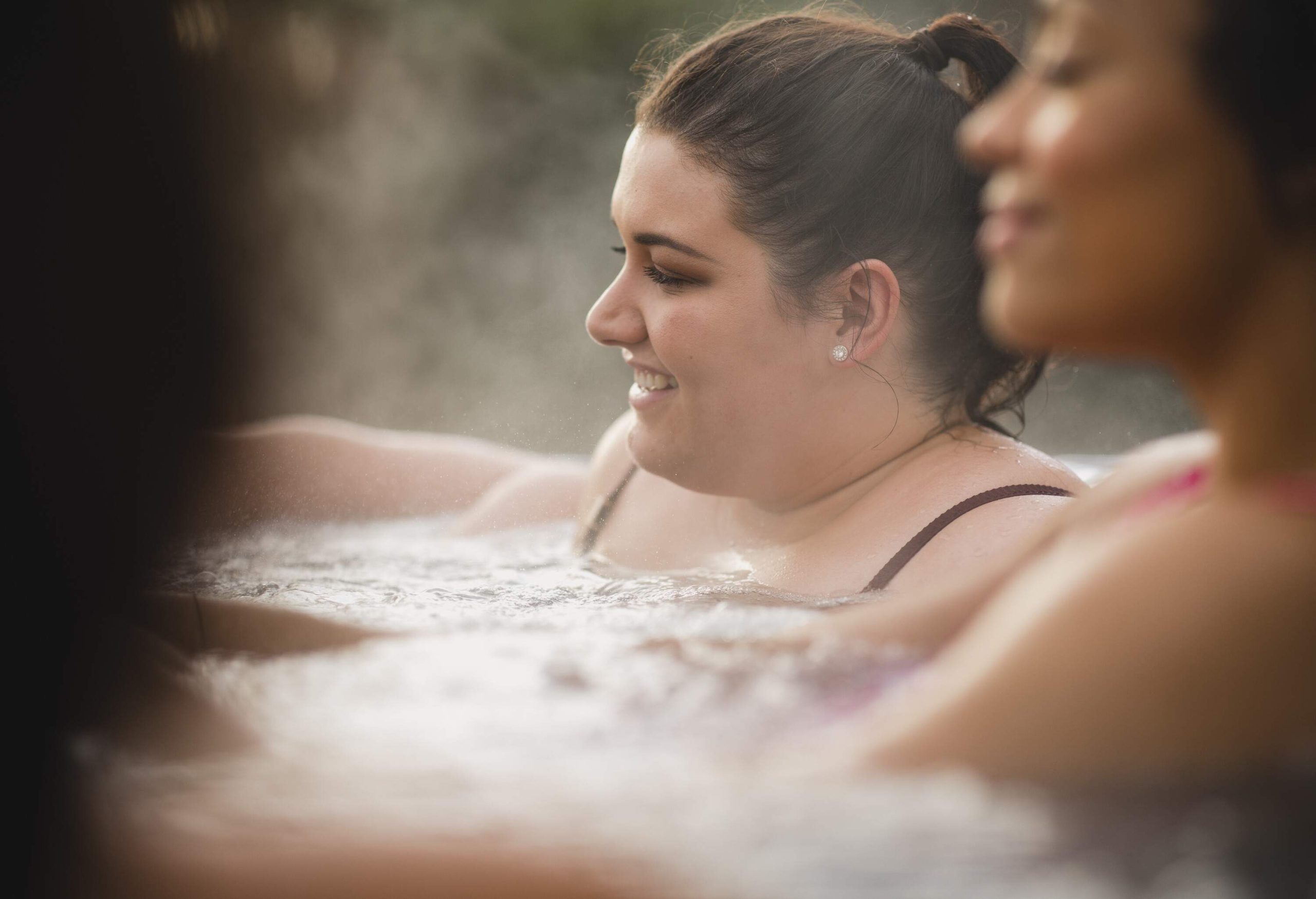 theme_wellness_spa_hot_tub_people_women_gettyimages-1143252343_universal_within-usage-period_100060