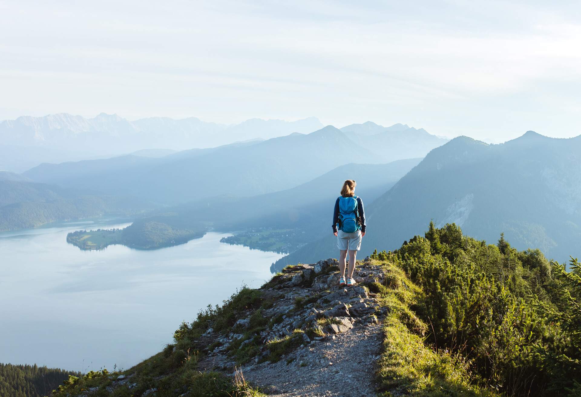 GERMANY_HIKE_PEOPLE_WOMAN