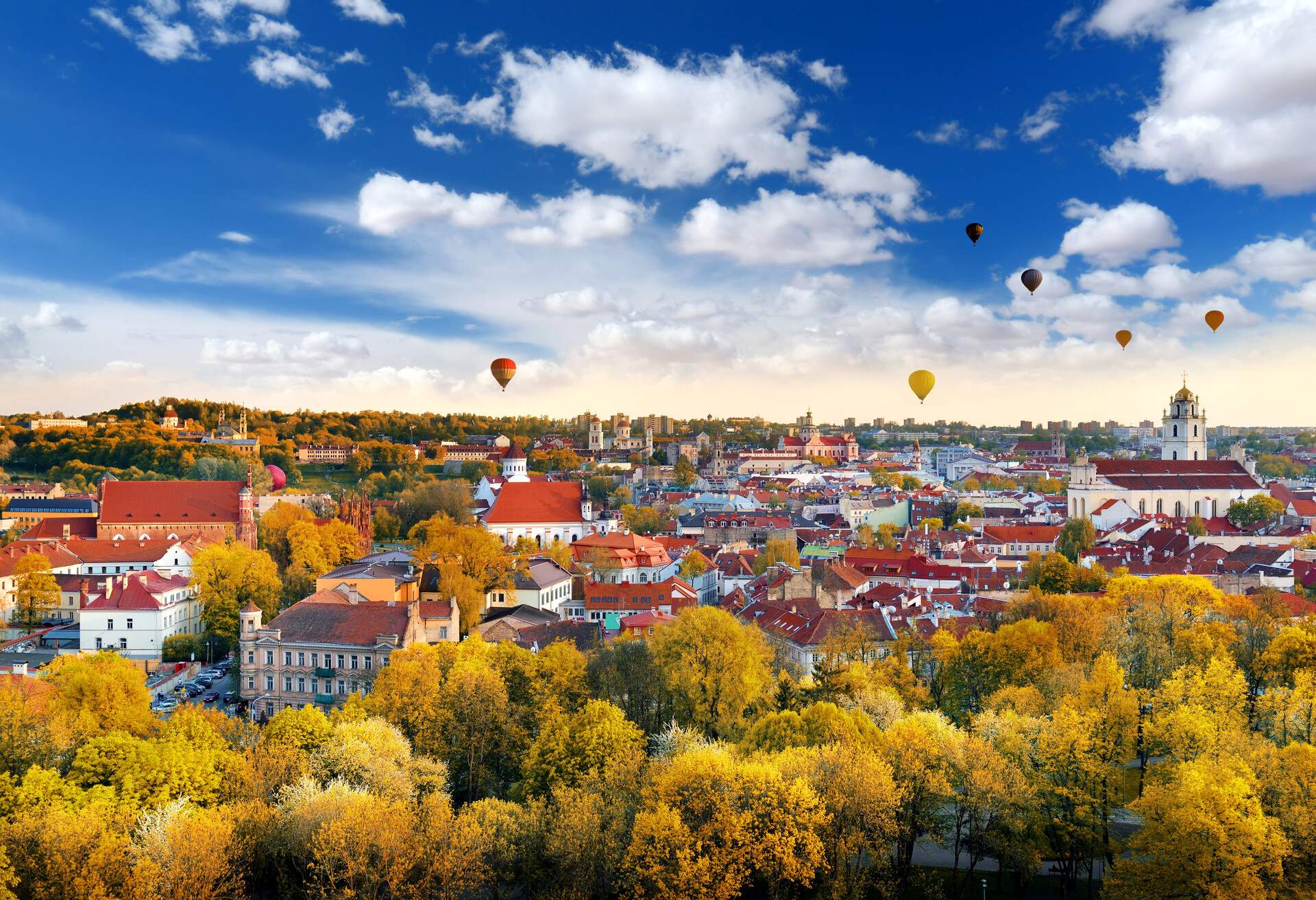 DEST_LITHUANIA_VILNIUS-shutterstock-premier_565157968