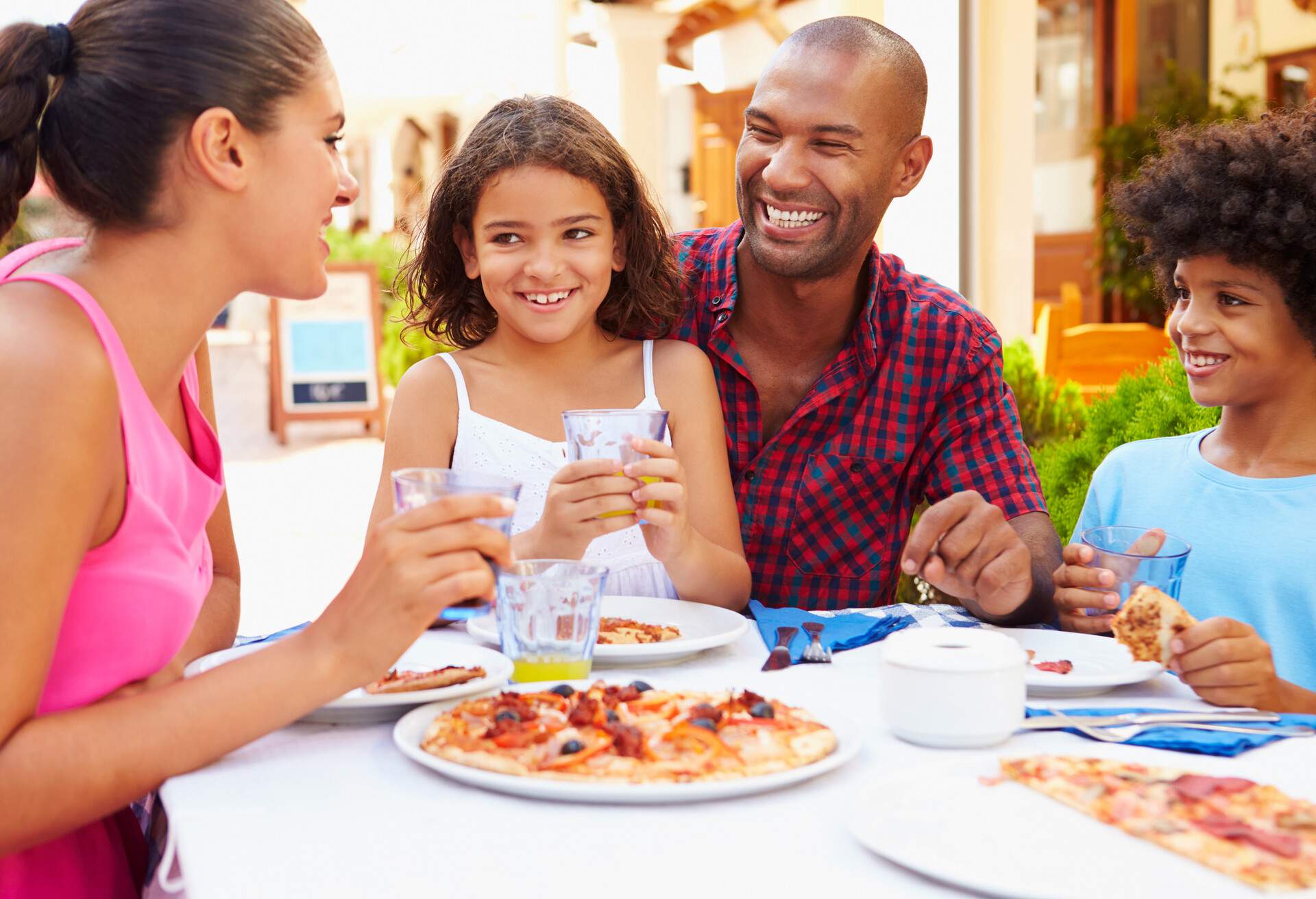 PEOPLE_FAMILY_RESTAURANT_OUTDOOR-DINING_FOOD_PIZZA