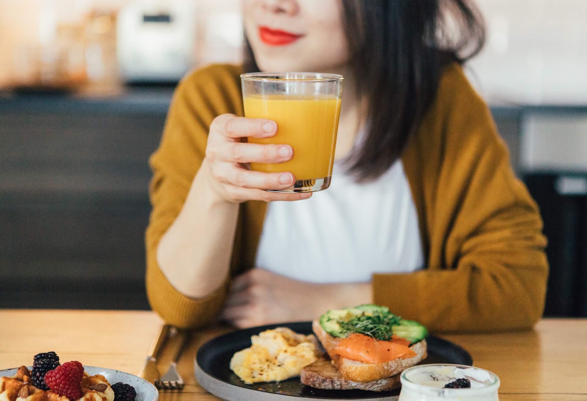 PEOPLE_WOMAN_DRINKING_JUICE_BRUNCH