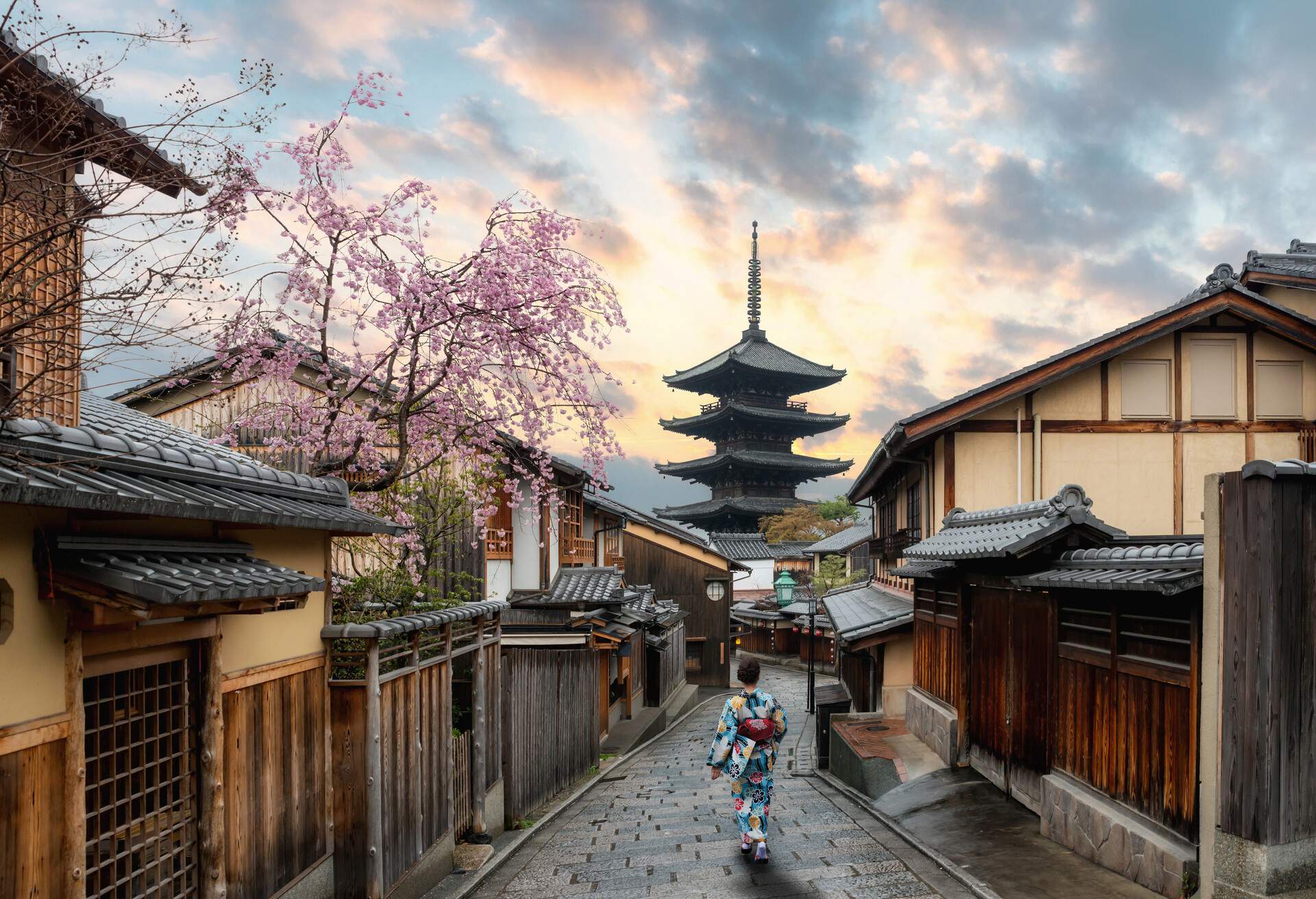 DEST_JAPAN_KYOTO_Woman-wearing-traditional-japanese-kimono-in-Yasaka-Pagoda-and-Sannen-Zaka-Street-with-Cherry-blossom-season
