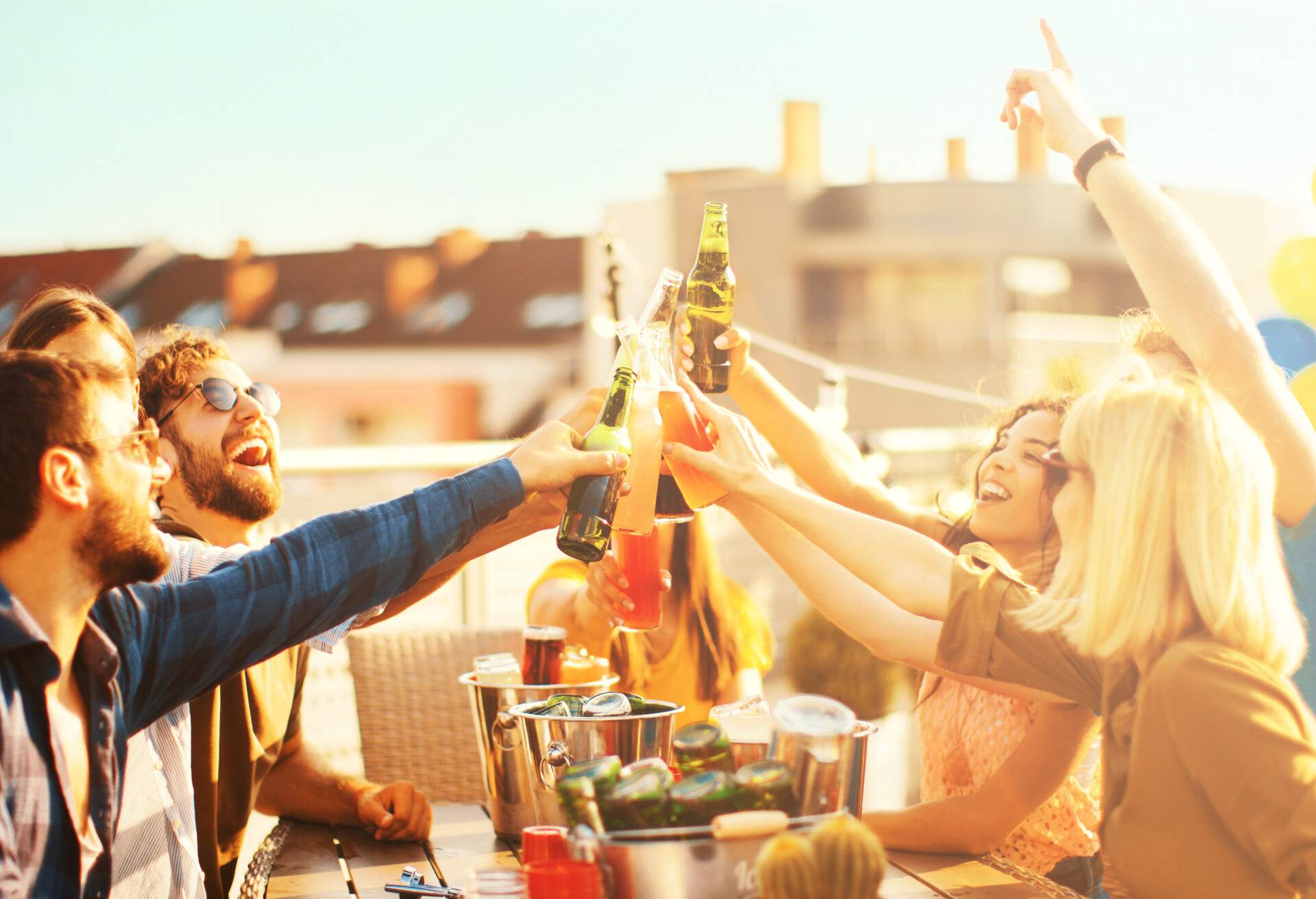 PEOPLE_COUPLES_HAVING_ROOFTOP_PARTY