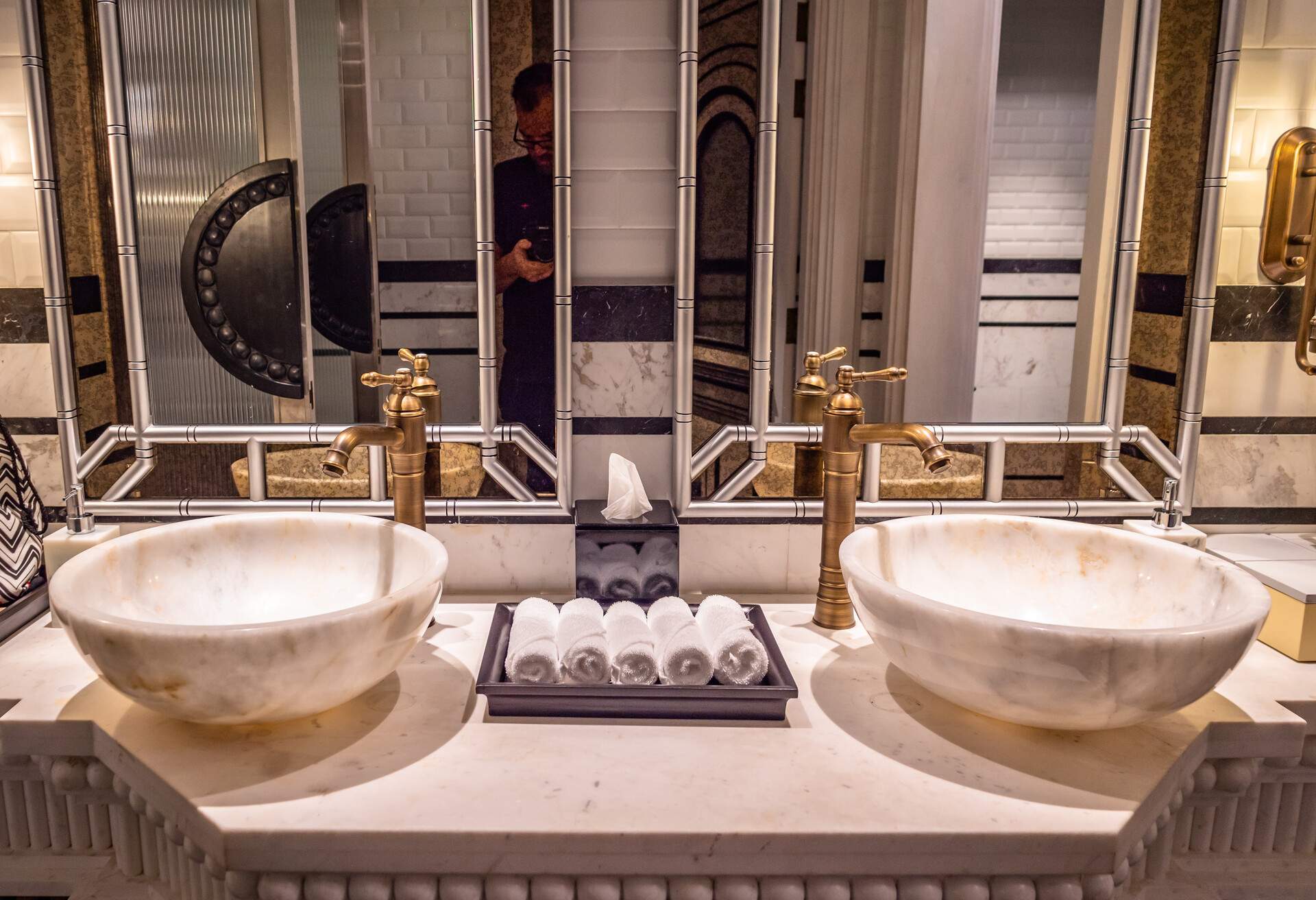 THEME_LUXURY_HOTEL_BATHROOM_GettyImages