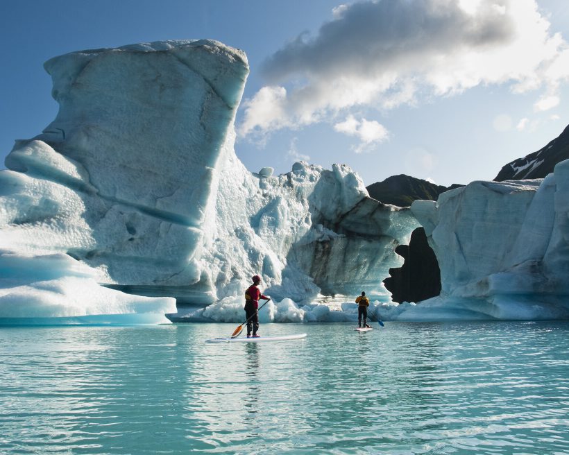 usa_alaska_bear-lake_kenai-fjords-national-park_theme_people_tourists_on_stand-up-paddle-board