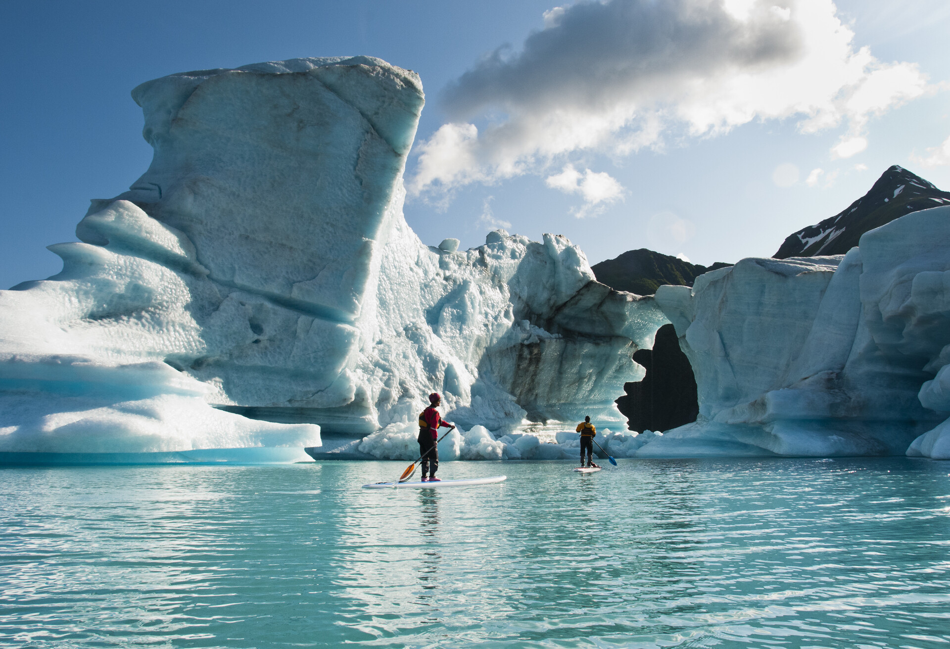 usa_alaska_bear-lake_kenai-fjords-national-park_theme_people_tourists_on_stand-up-paddle-board