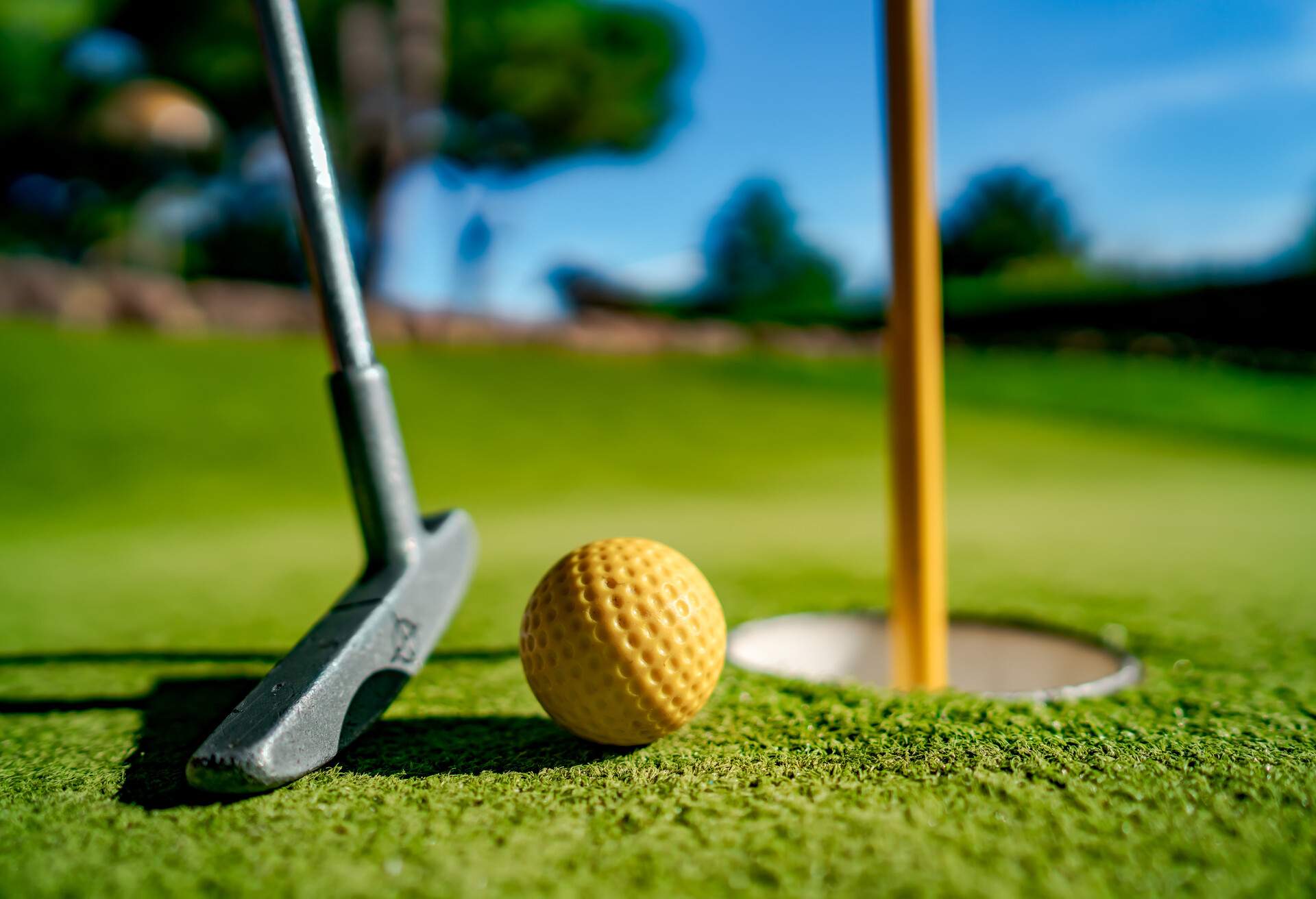 THEME_SPORTS_MINI_GOLF_shutterstock