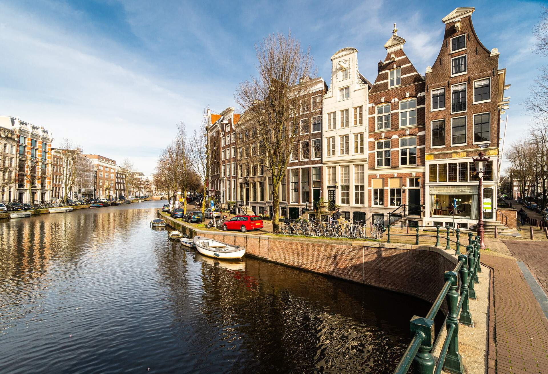 DEST_NETHERLANDS_AMSTERDAM_TRADITIONAL_DUTCH_HOUSES_GettyImages-1210491687