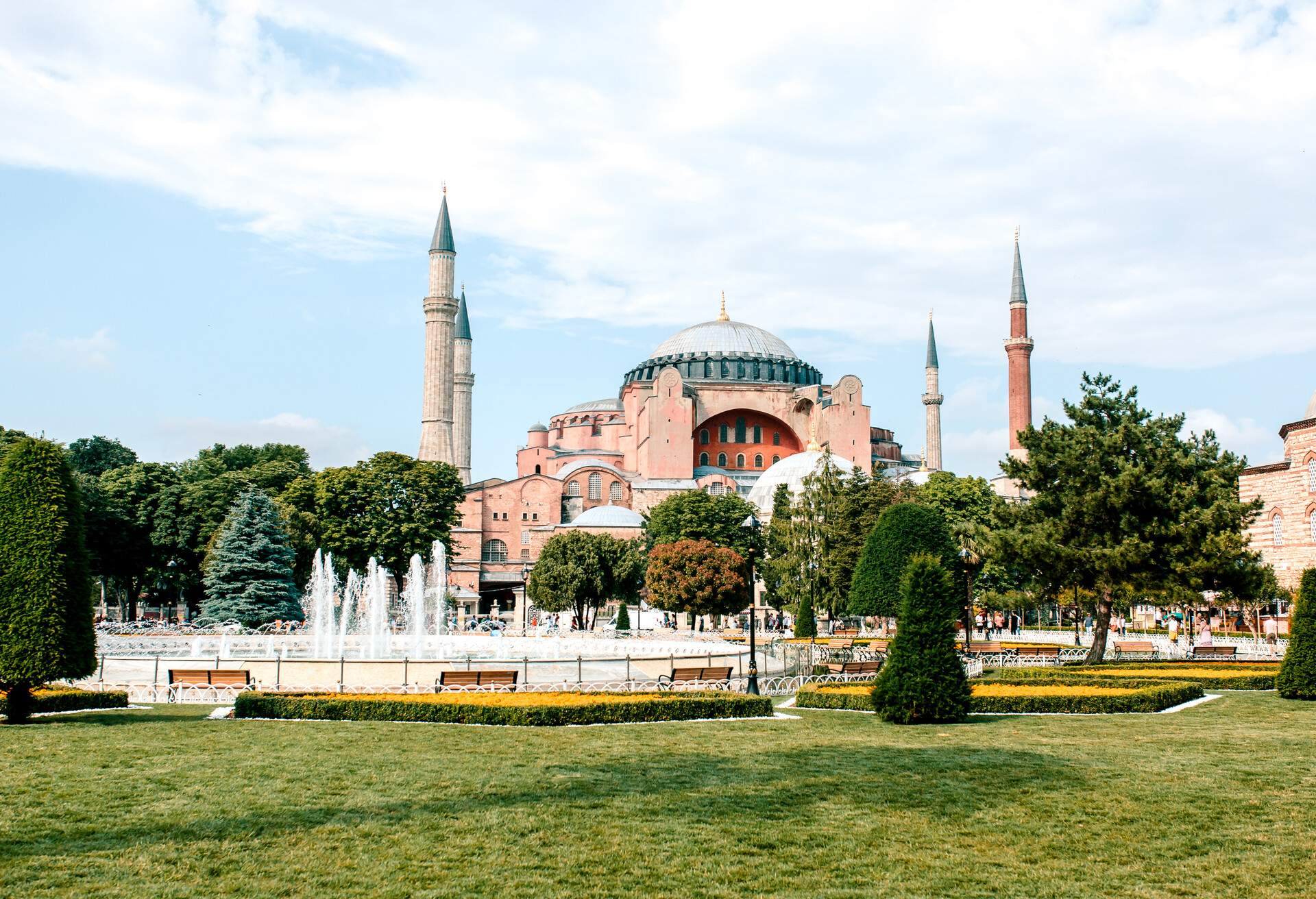 DEST_TURKEY_ISTANBUL_Ayasofya-museum-fountain-Sultanahmet-Square_GettyImages-906360254_Universal