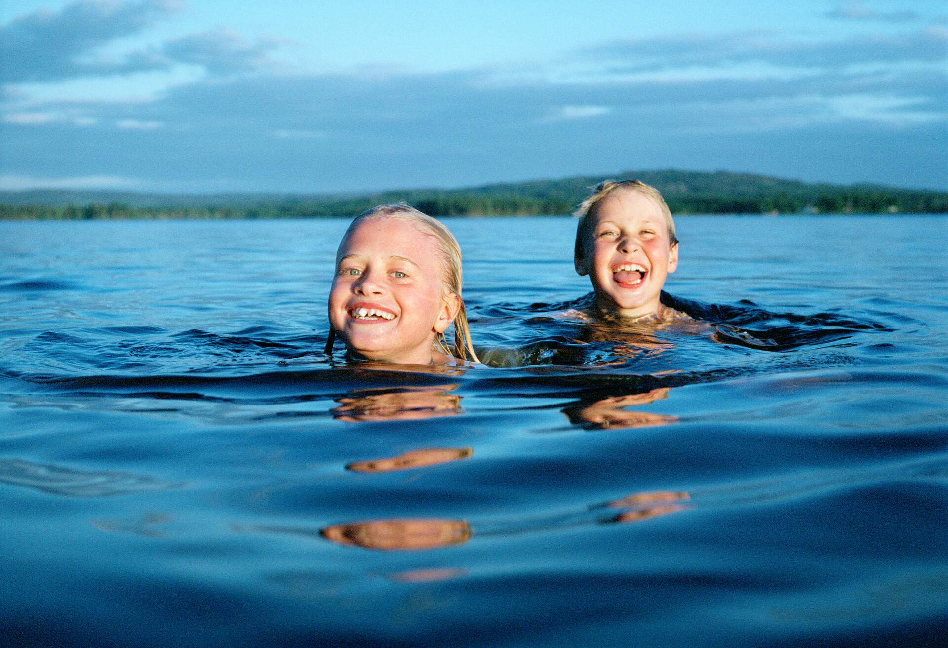 DEST_SWEDEN_KIDS_LAKE_GettyImages-179708964