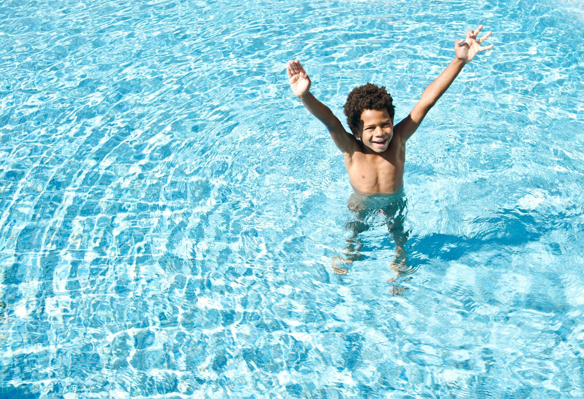 PEOPLE_KID_BOY_SWIMMING_POOL