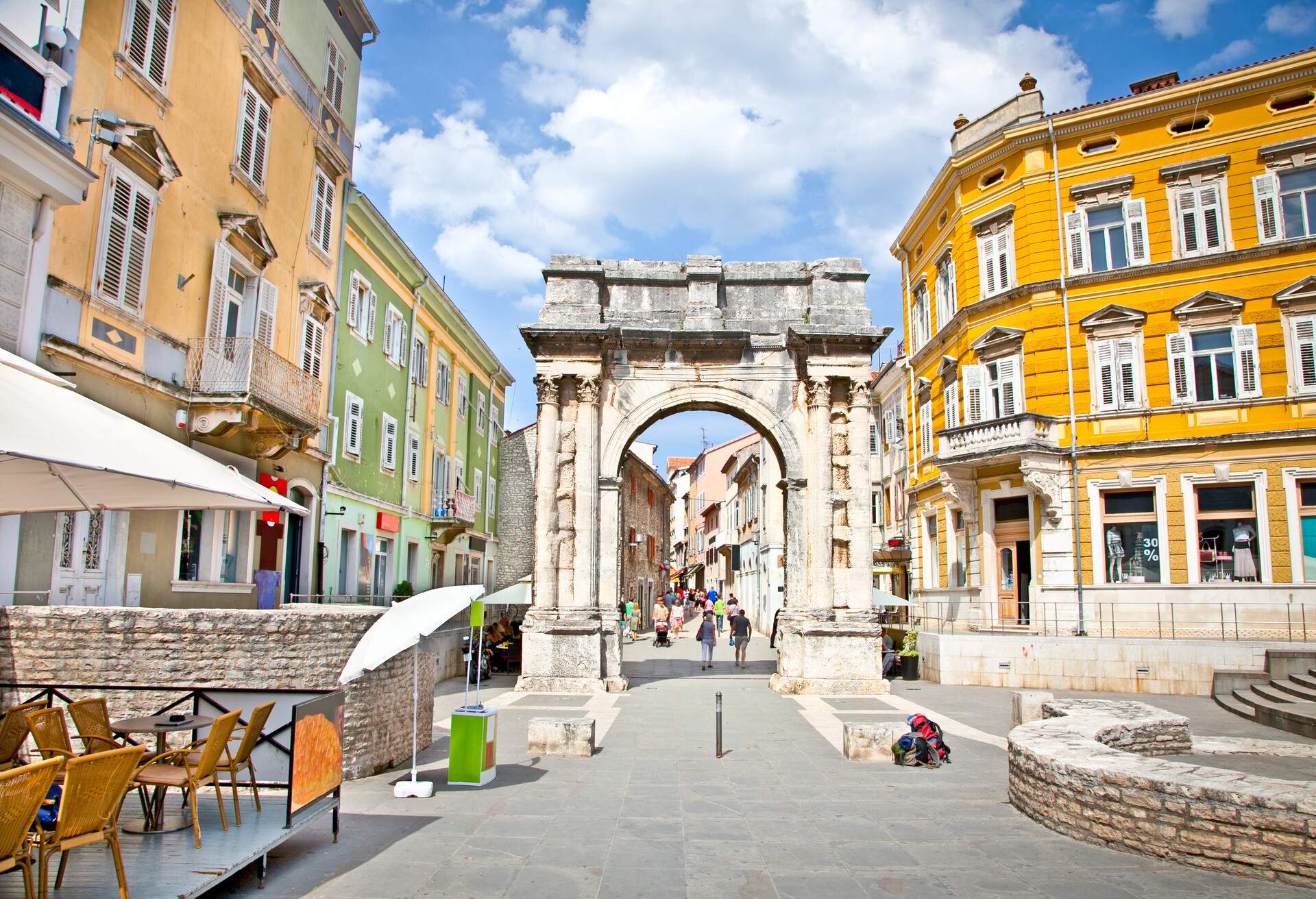 DEST_CROATIA_PULA_GOLDEN-ROMAN-GATE_shutterstock-premier_149376023