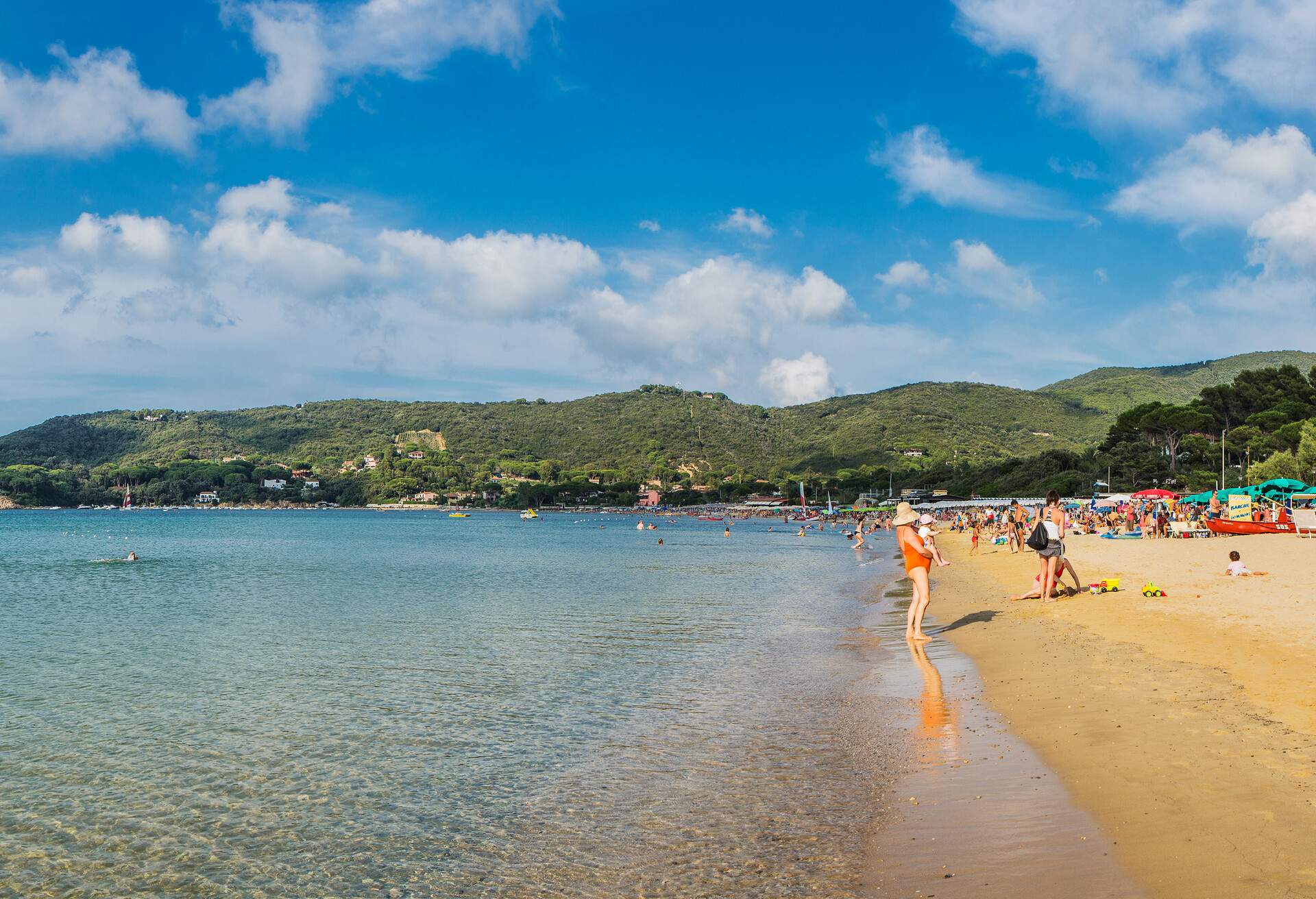 DEST_ITALY_PROCCHIO-BEACH-GettyImages-541391936