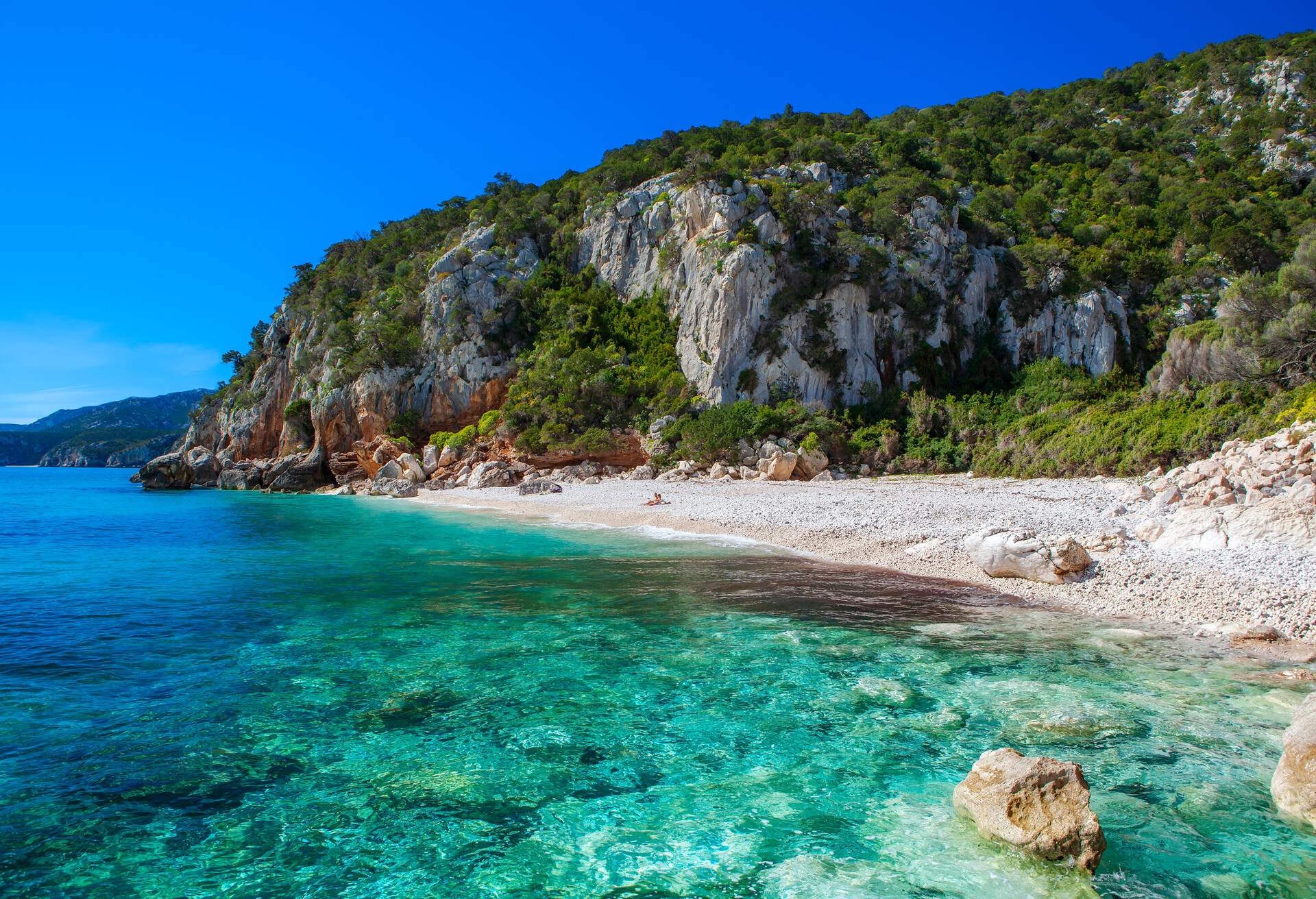 DEST_ITALY_SARDINIA_CALA-FUILI-BEACH-GettyImages-1129078541