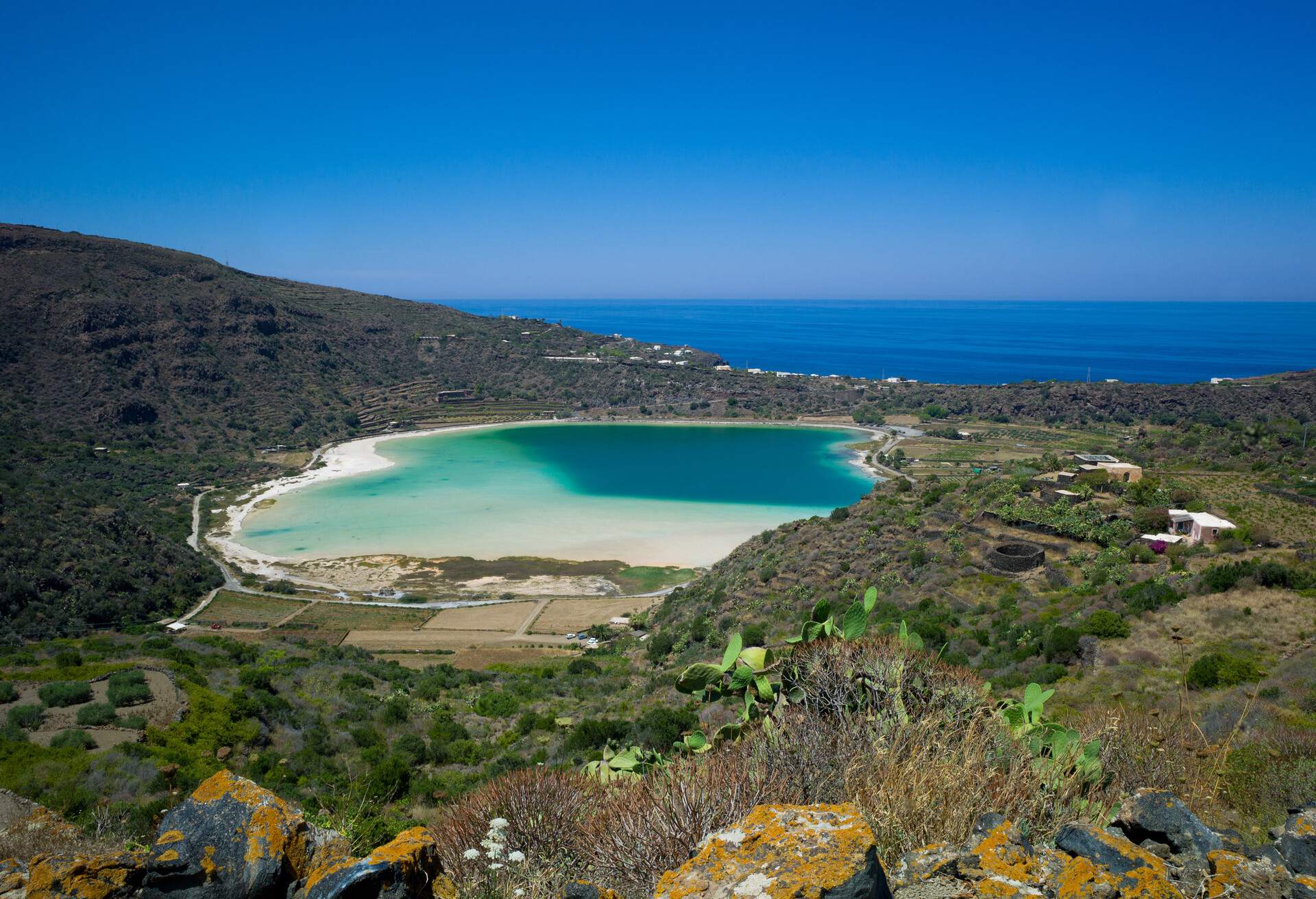 DEST_ITALY_SICILY_LAKE-VENERE-GettyImages-1047743774