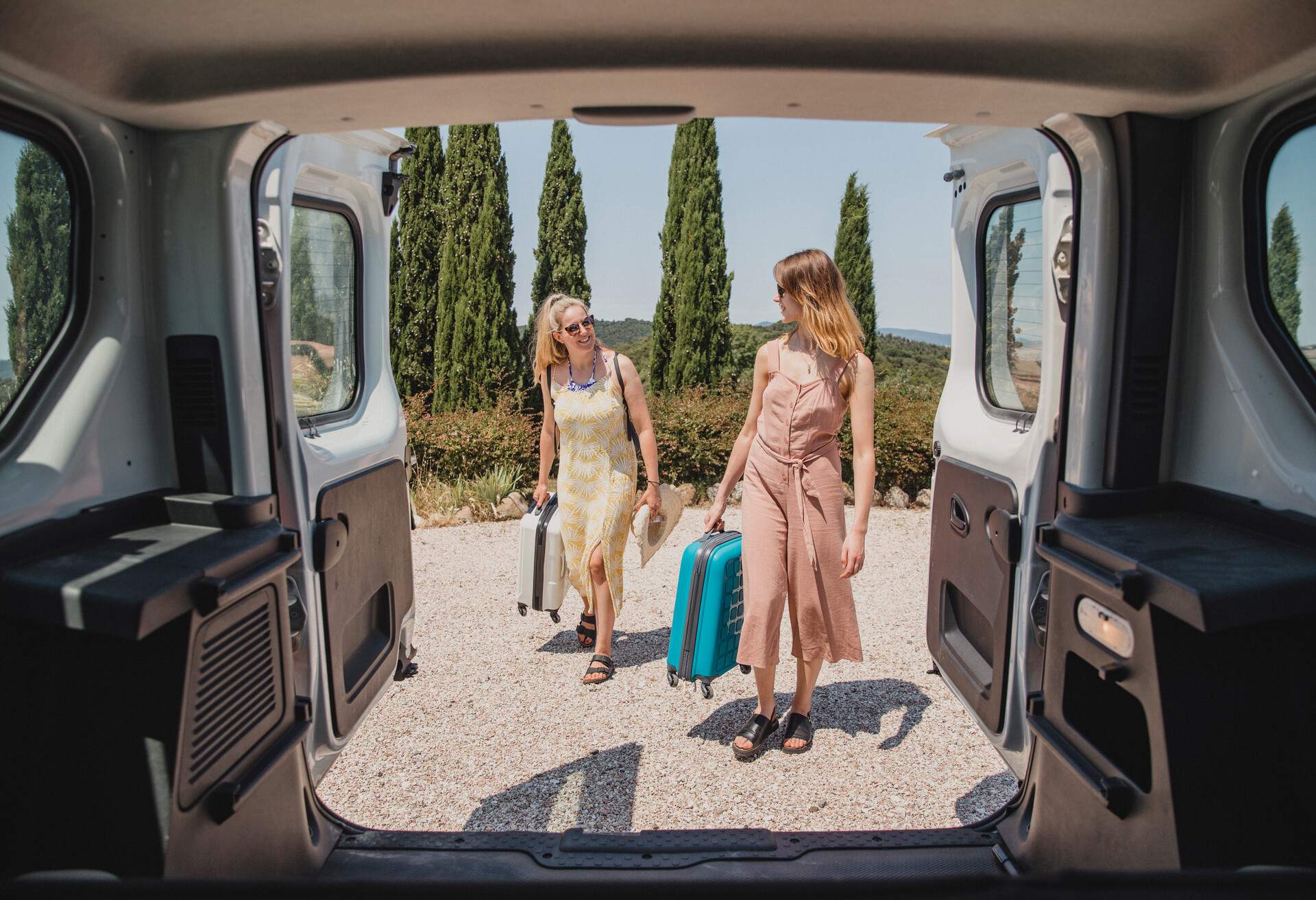 DEST_ITALY_THEME_PEOPLE_CAR_TRAVEL_LUGGAGE_ROADTRIP-GettyImages-1071459200
