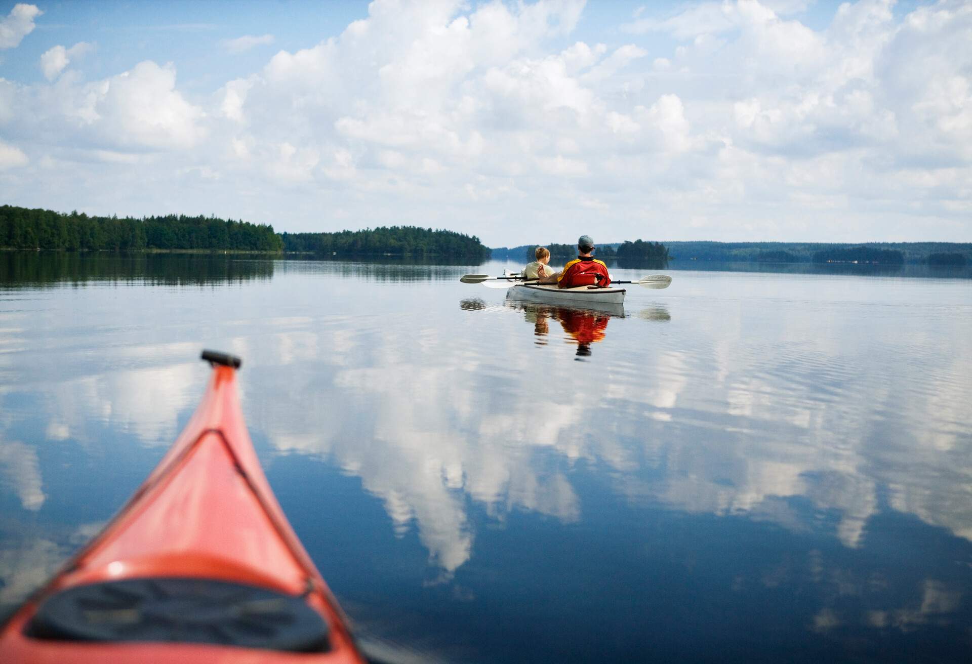 DEST_SWEDEN_THEME_PEOPLE_CANOE-LAKE-GettyImages-77510855