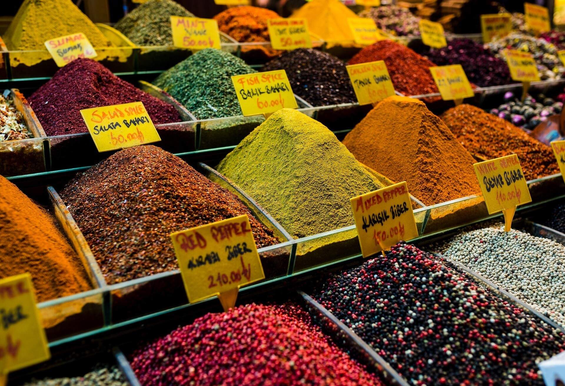 DEST_TURKEY_ISTANBUL_SPICE BAZAAR_Spices and tea on a bazaar in istanbul_shutterstock-premier_282373844
