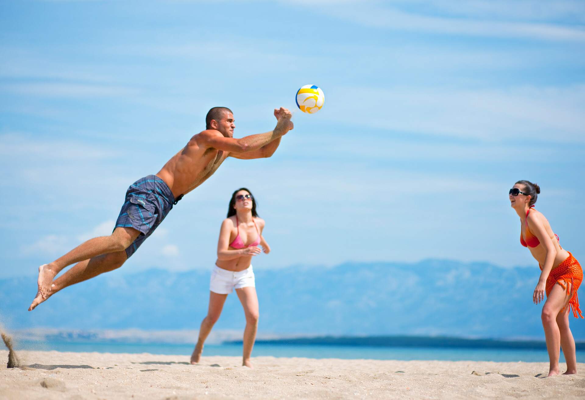 THEME_PEOPLE_BEACH_VOLLEYBALL-GettyImages-108356117