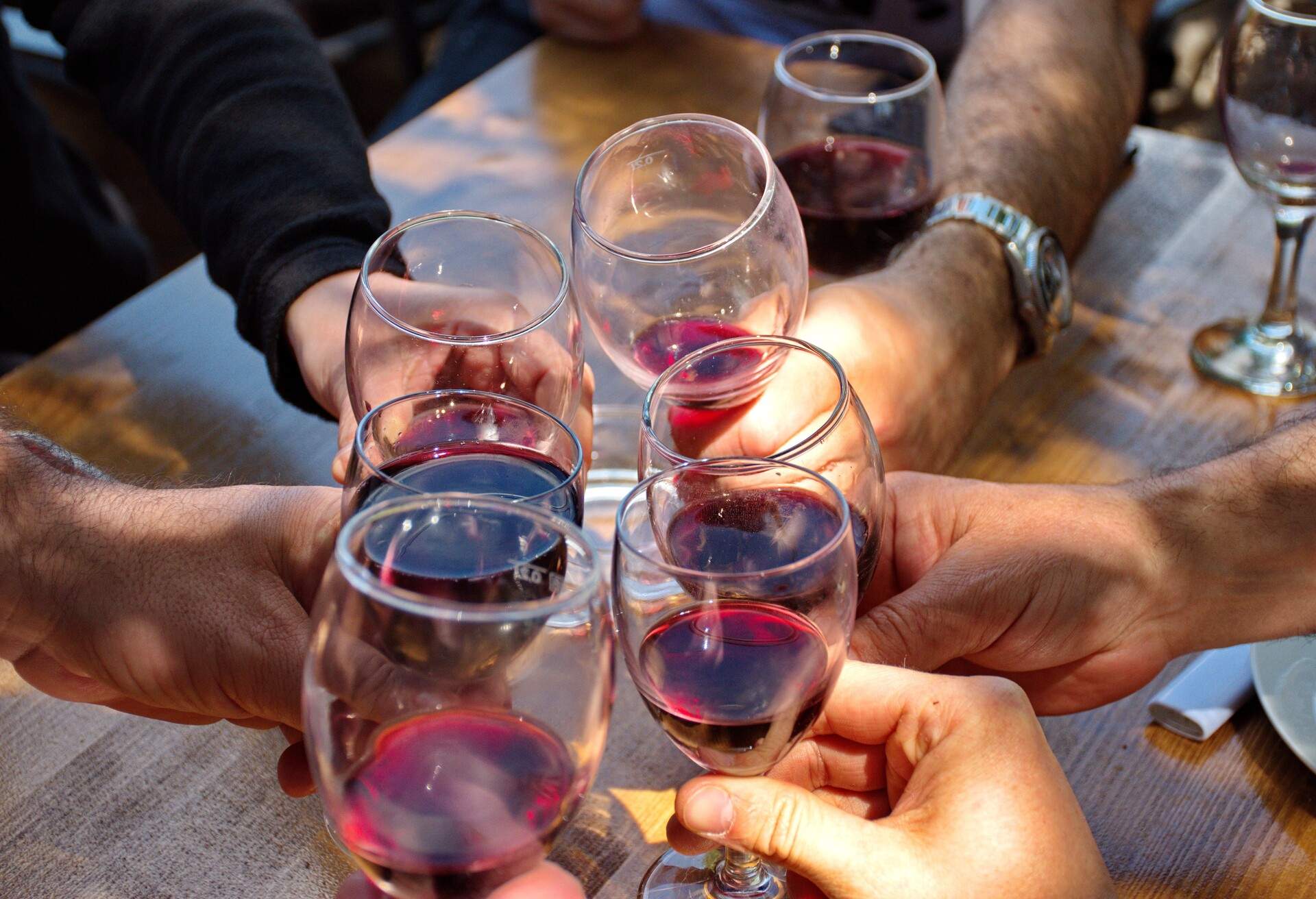 THEME_PEOPLE_DINING_WINE_DRINK_CROATIAN-GettyImages-1211289371