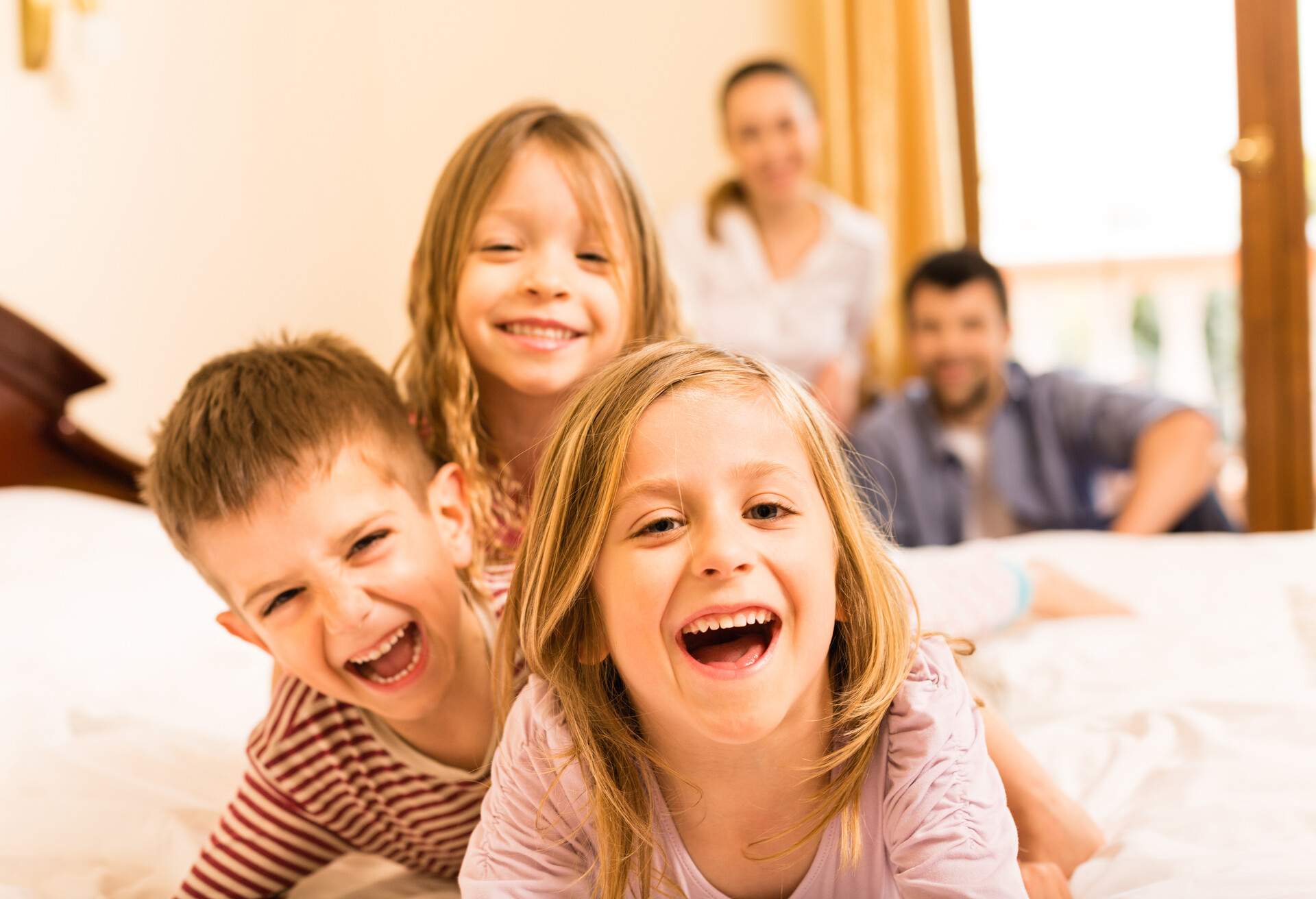THEME_PEOPLE_FAMILY-IN-A-HOTEL-ROOM_GettyImages-499208587-1.jpg