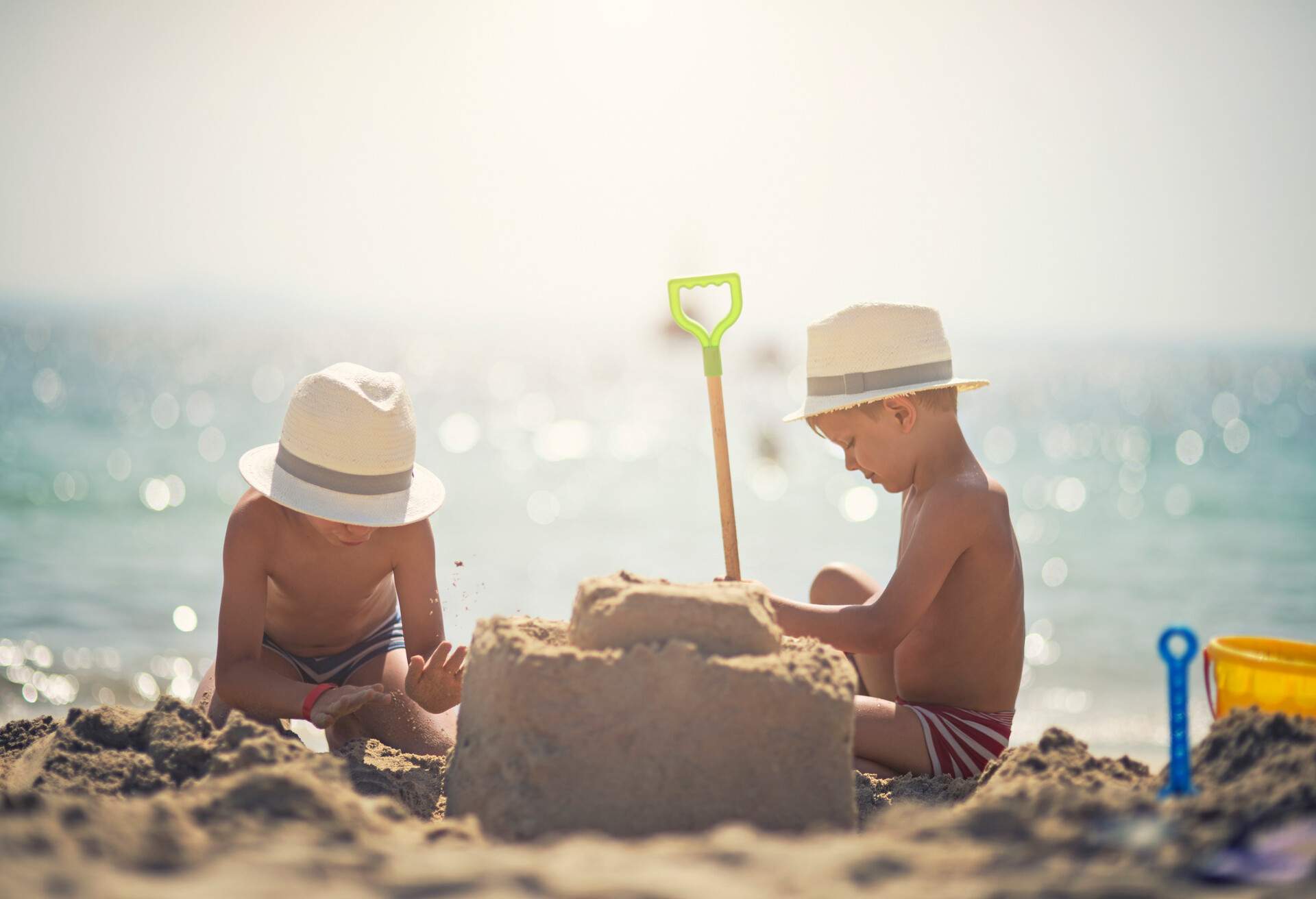 THEME_PEOPLE_KIDS_BEACH_SANDCASTLE_GettyImages-512628126
