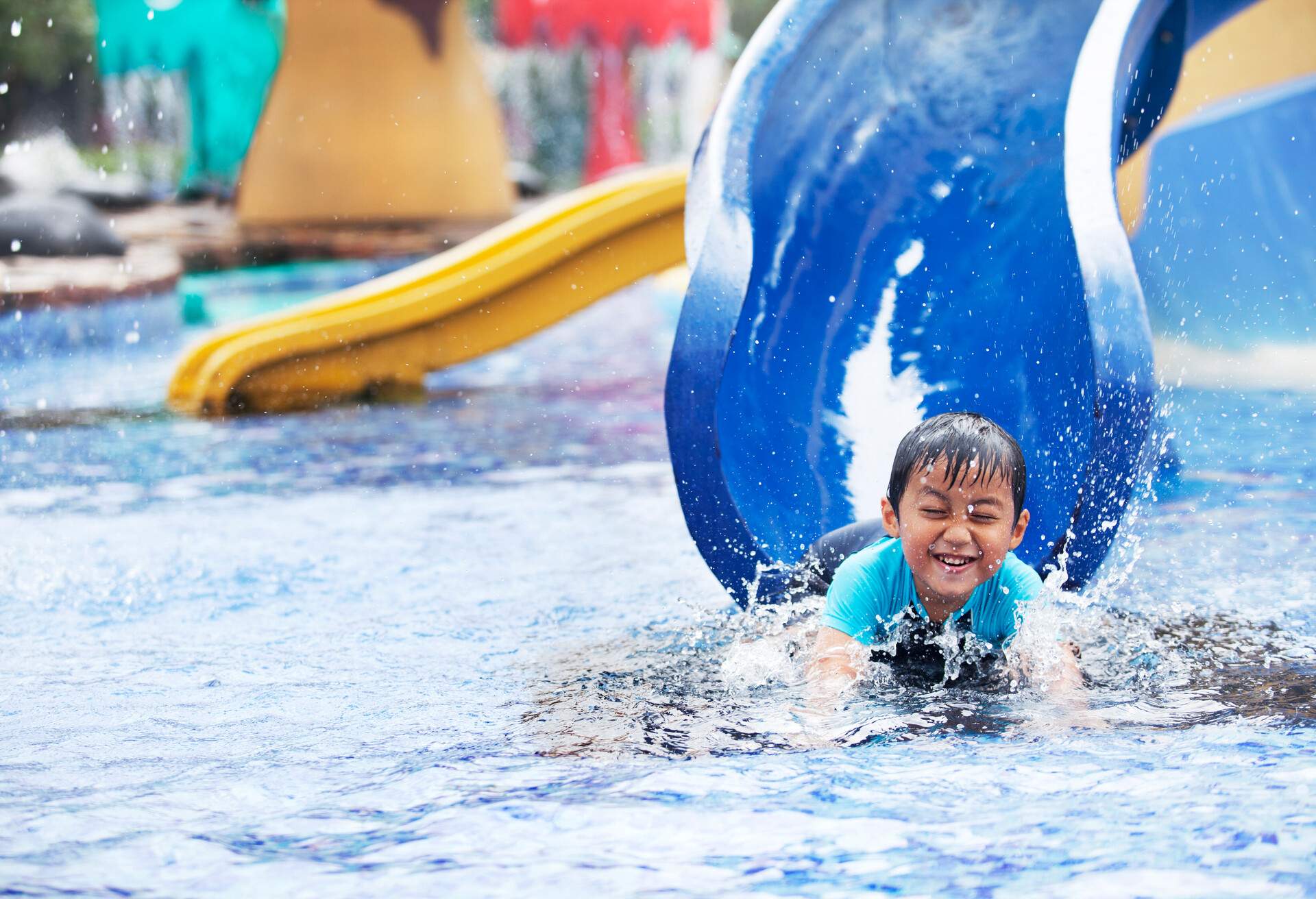 THEME_PEOPLE_WATERPARK_WATERSLIDE_POOL-GettyImages-477726948