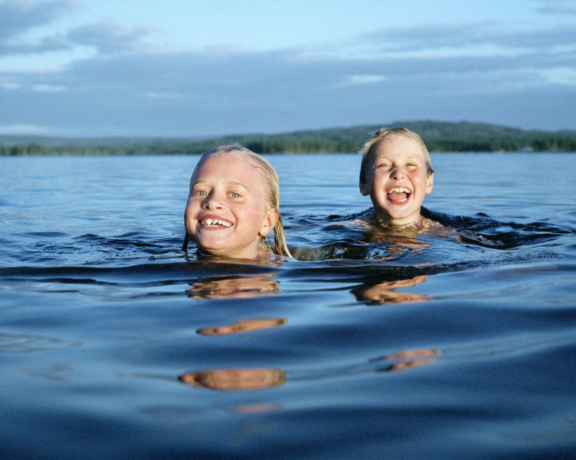 dest_sweden_kids_lake_gettyimages-179708964_universal_within-usage-period_79653