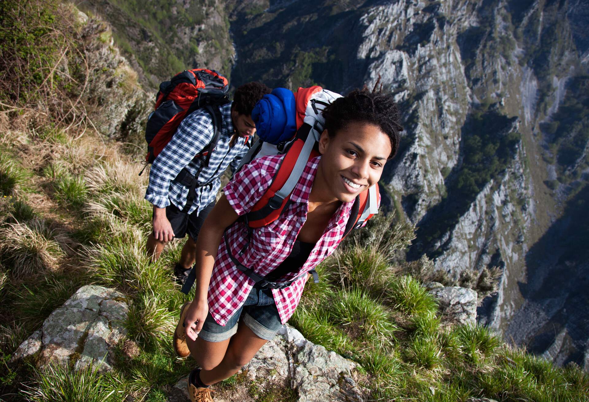 DEST_ALPS_THEME_HIKING_PEOPLE_FRIENDS_GettyImages-1160384800