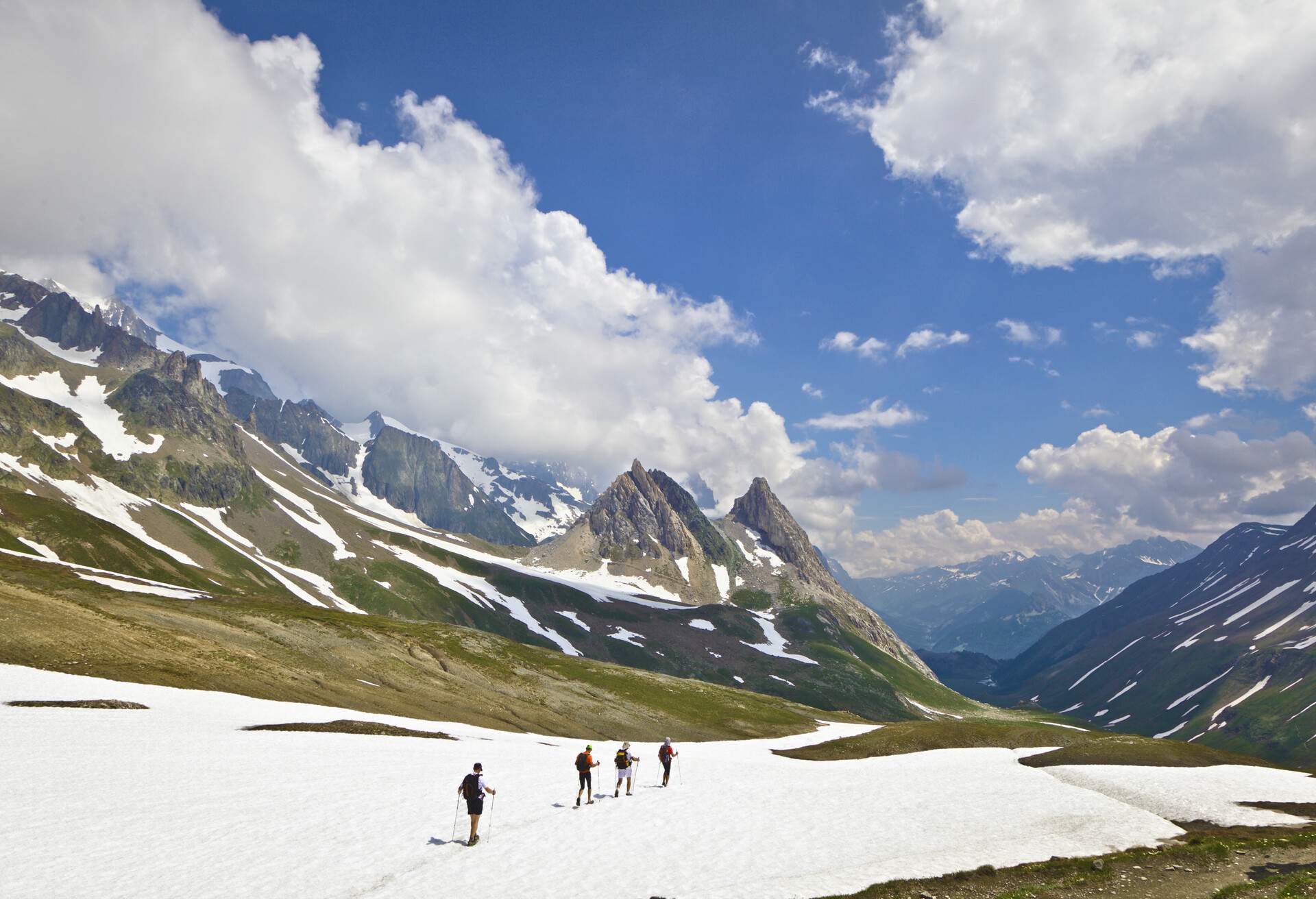 DEST_FRANCE_ALPS_MONT-BLANC_THEME_HIKING_GettyImages-103863334