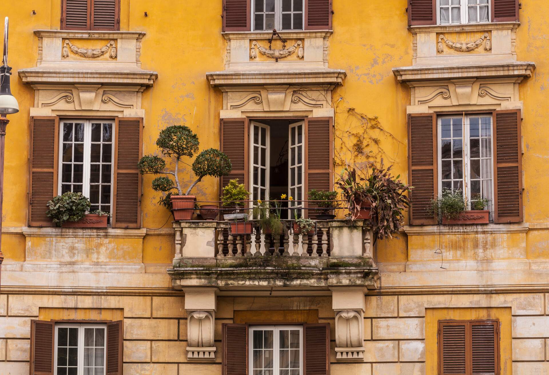 DEST_ITALY_ROME_BALCONY_GettyImages-642290997